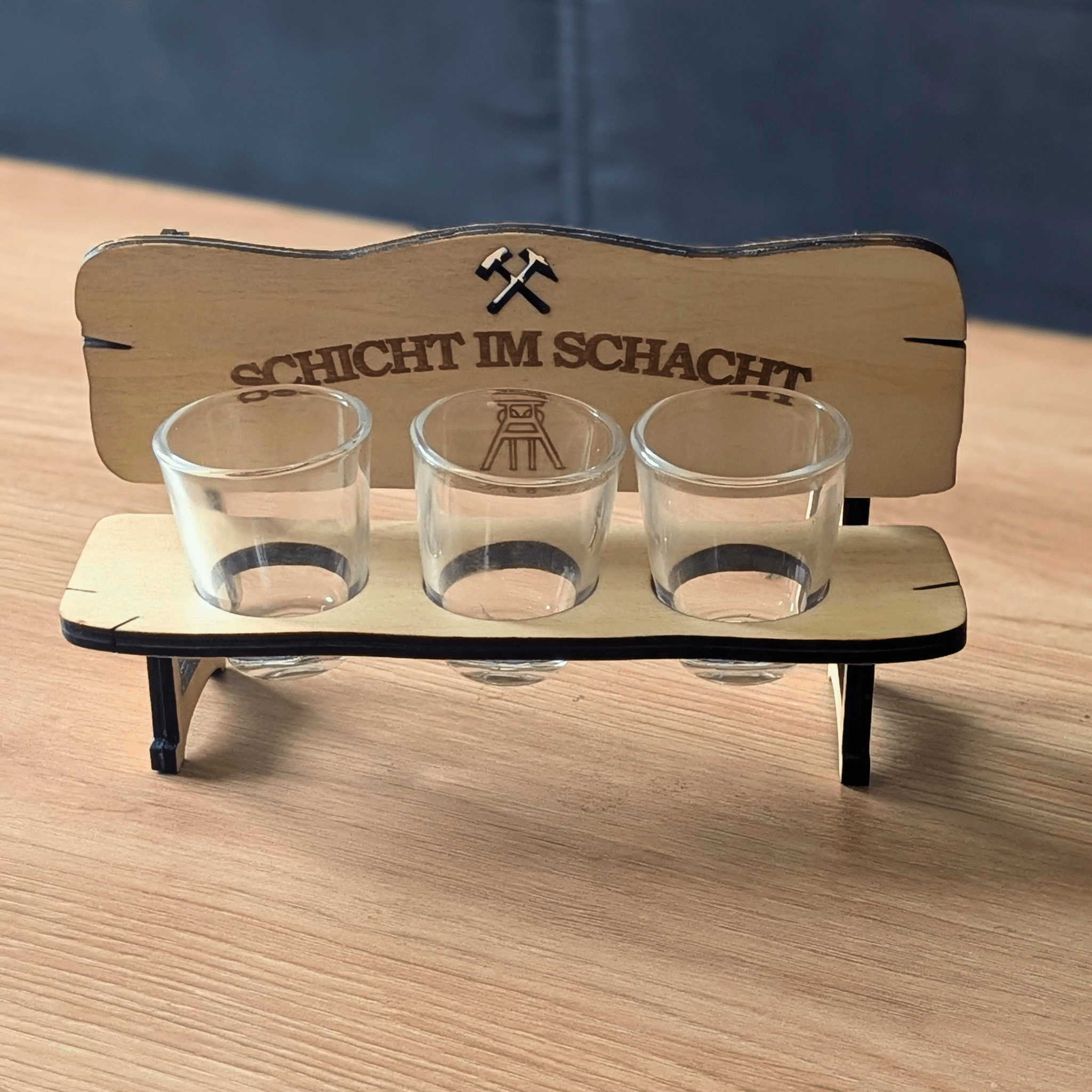 Schnapsbank Geschenk Männer – „Schicht im Schacht“ Ruhrpott mit Gläsern & Untersetzern - Gravurliebe