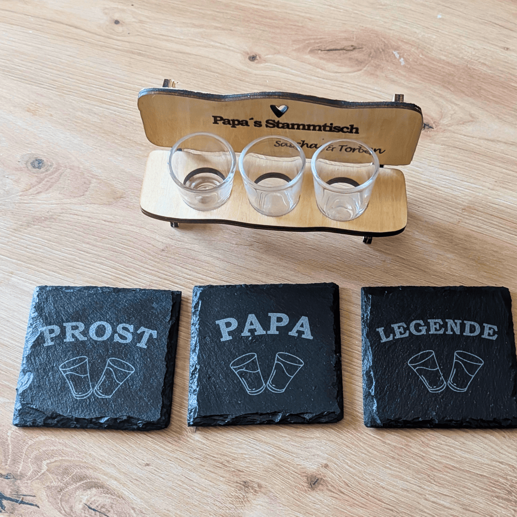 Schnapsbank „Papa’s Stammtisch“ – personalisiertes Geschenk mit 3 Gläsern & Untersetzern - Gravurliebe