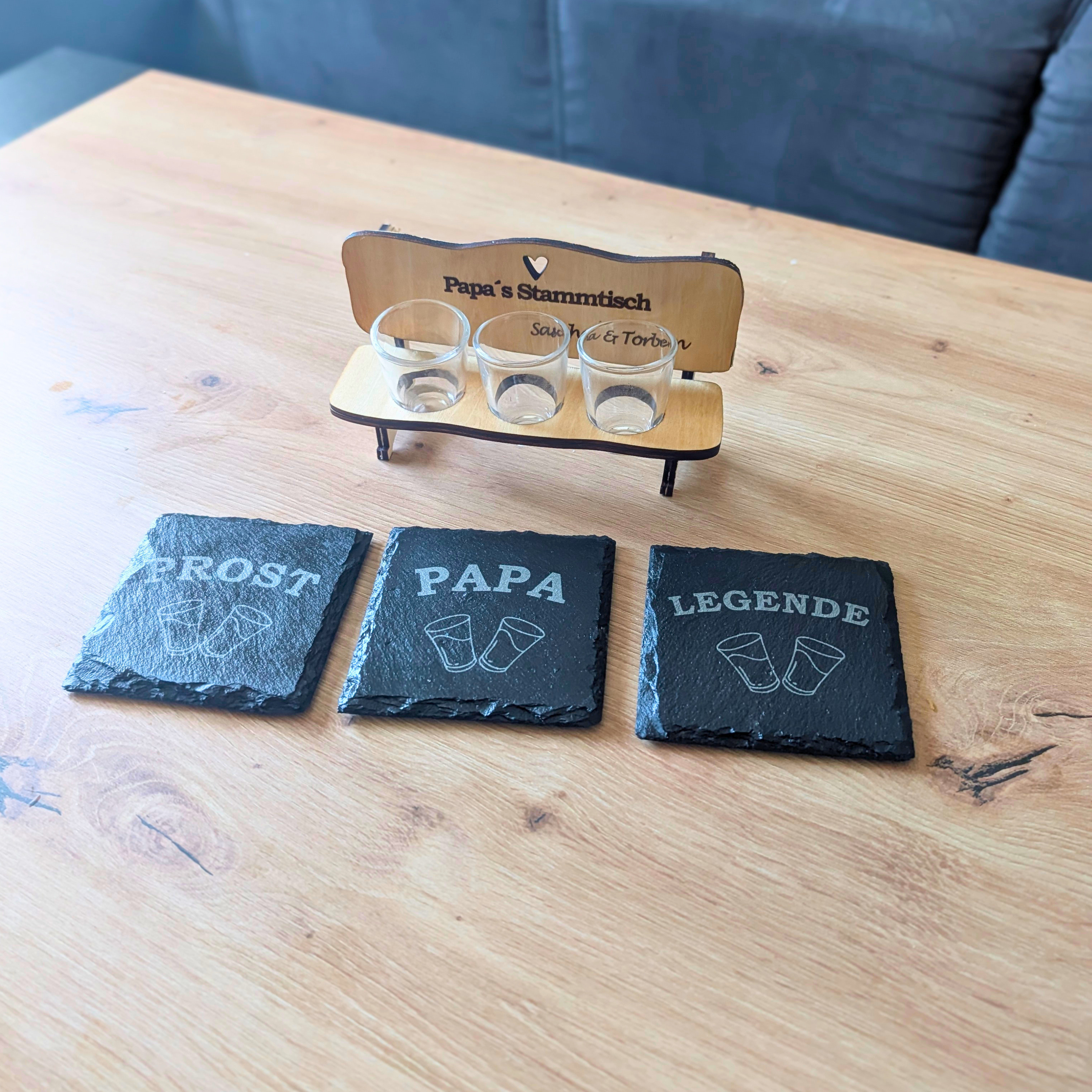 Holz Schnapsbank Papa Stammtisch mit drei Gläsern und gravierten Schiefer Untersetzern als Geschenkidee für Männer