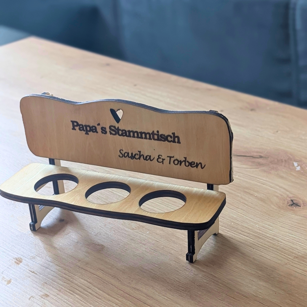 Holz Schnapsbank Papa Stammtisch mit drei Gläsern und gravierten Schiefer Untersetzern als Geschenkidee für Männer