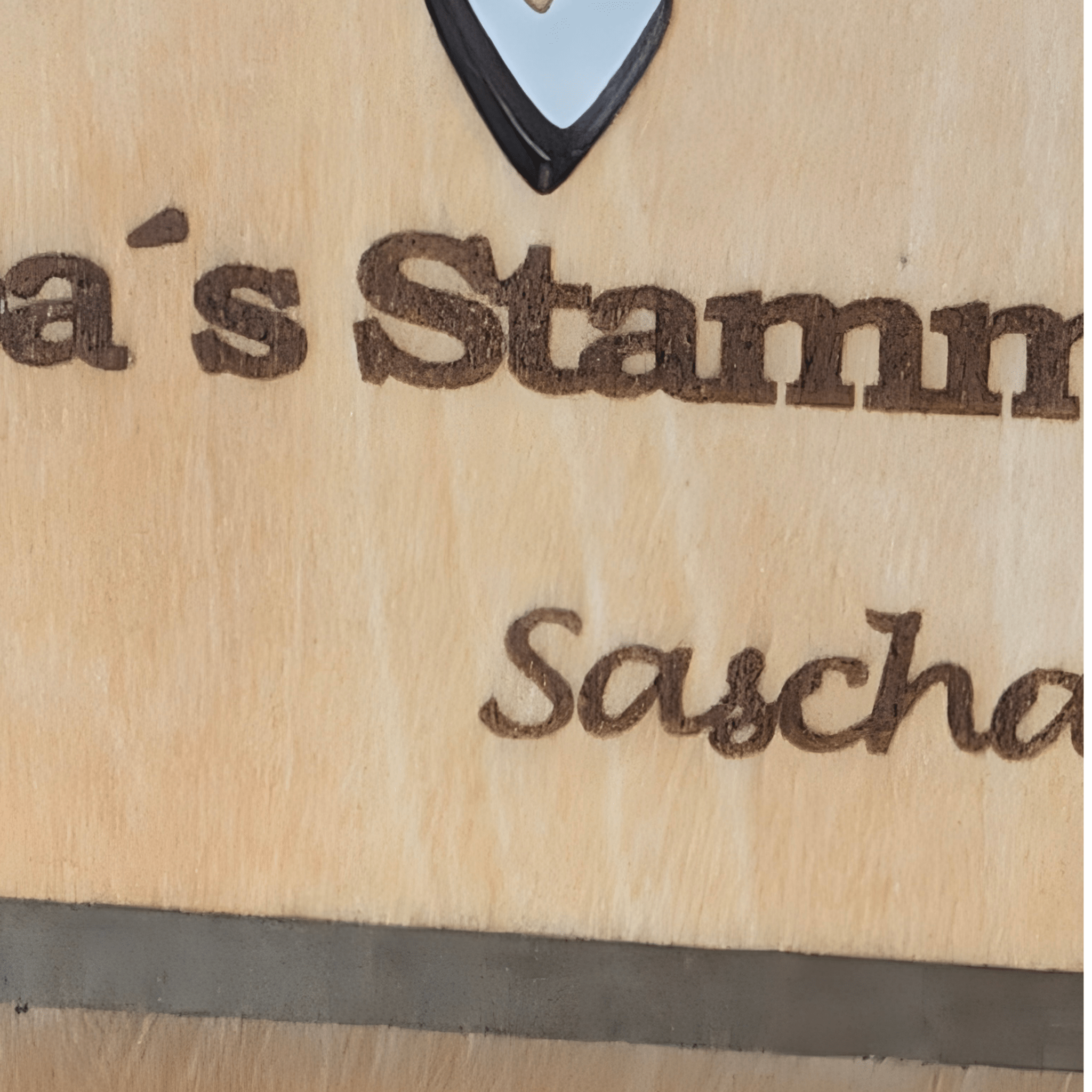 Schnapsbank „Papa’s Stammtisch“ – personalisiertes Geschenk mit 3 Gläsern & Untersetzern - Gravurliebe