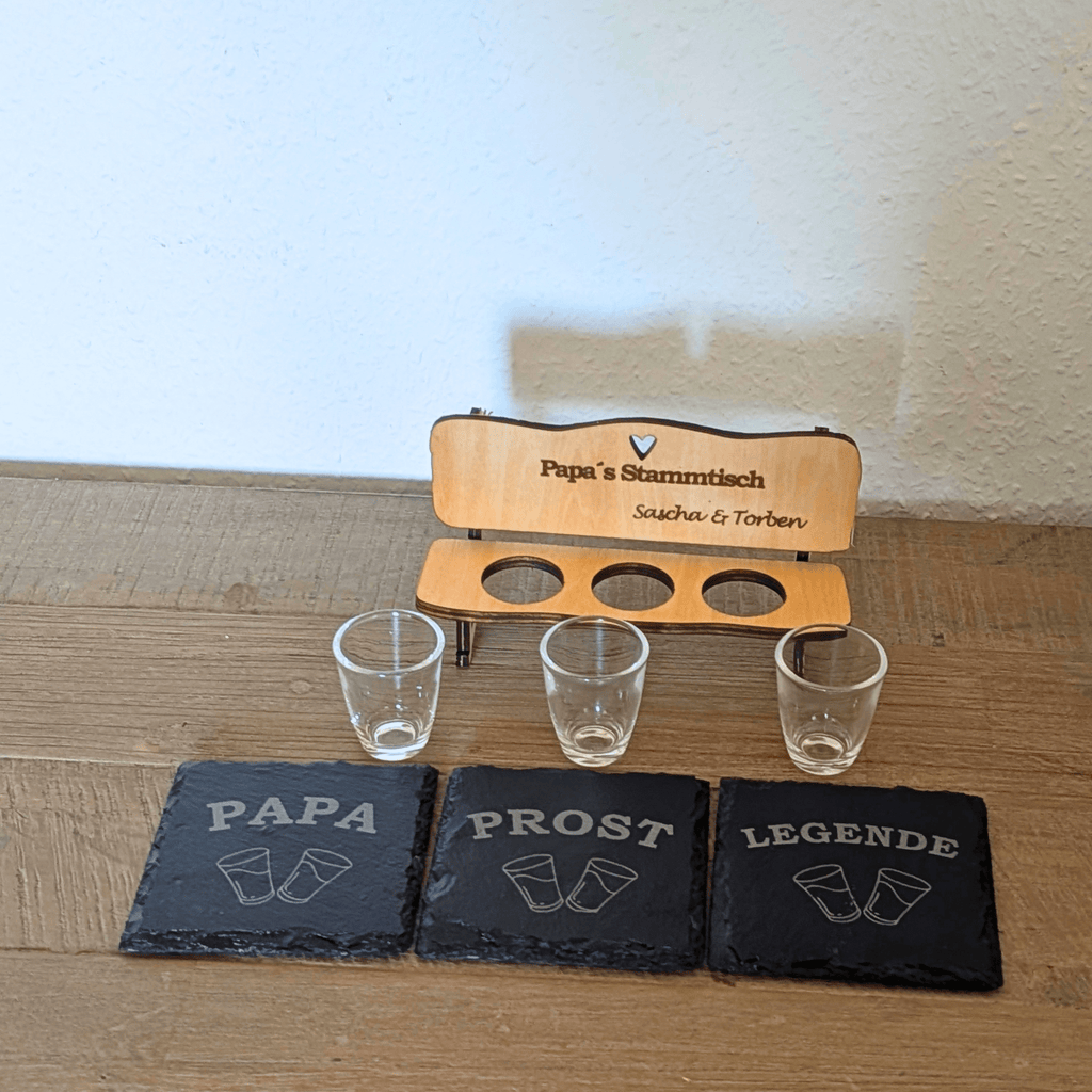 Schnapsbank „Papa’s Stammtisch“ – personalisiertes Geschenk mit 3 Gläsern & Untersetzern - Gravurliebe