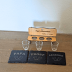 Schnapsbank „Papa’s Stammtisch“ – personalisiertes Geschenk mit 3 Gläsern & Untersetzern - Gravurliebe