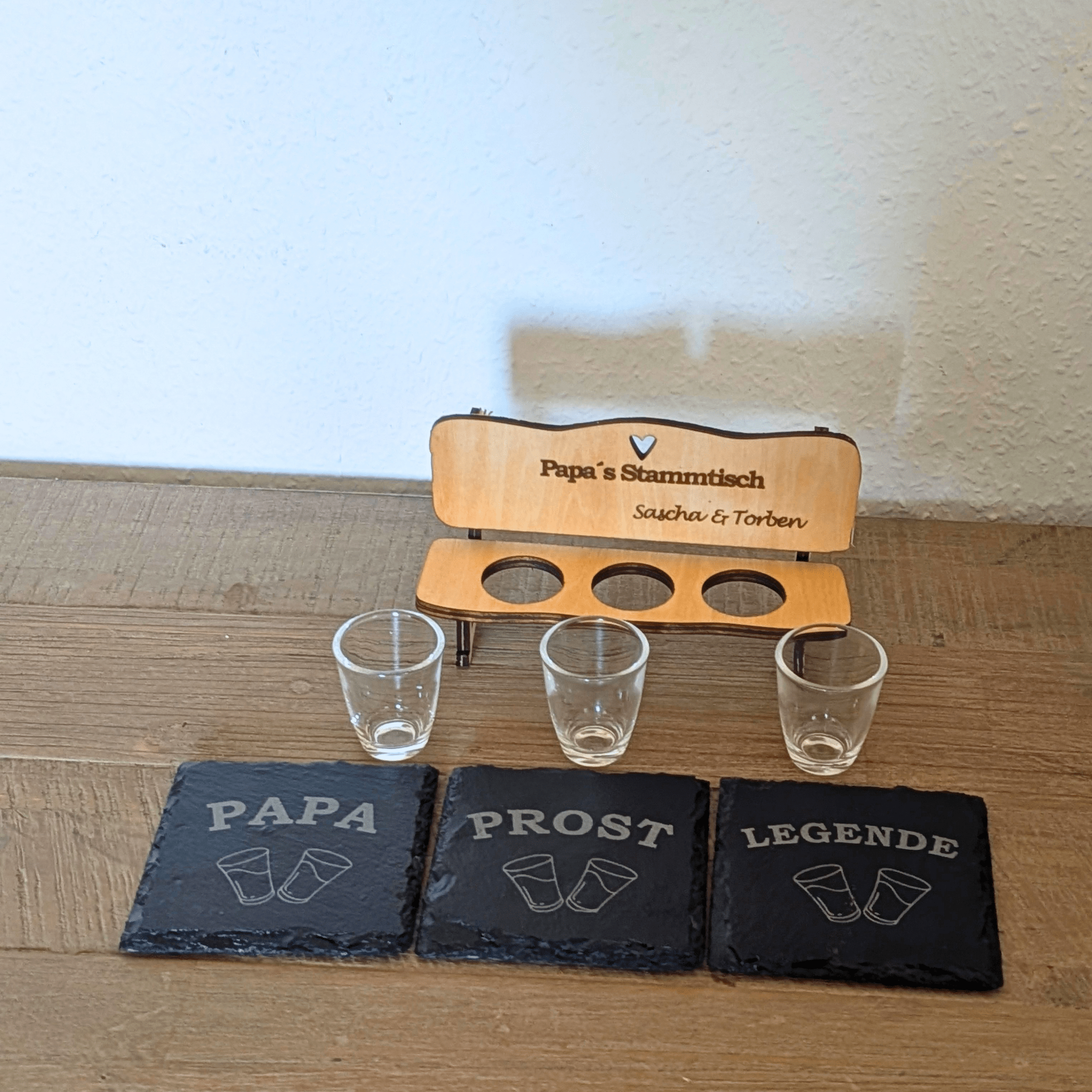 Schnapsbank „Papa’s Stammtisch“ – personalisiertes Geschenk mit 3 Gläsern & Untersetzern - Gravurliebe
