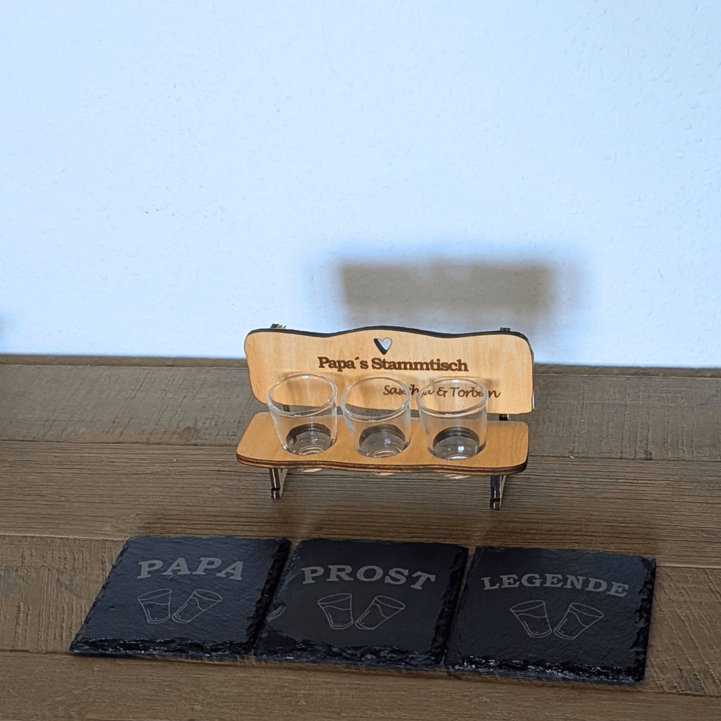 Schnapsbank „Papa’s Stammtisch“ – personalisiertes Geschenk mit 3 Gläsern & Untersetzern - Gravurliebe