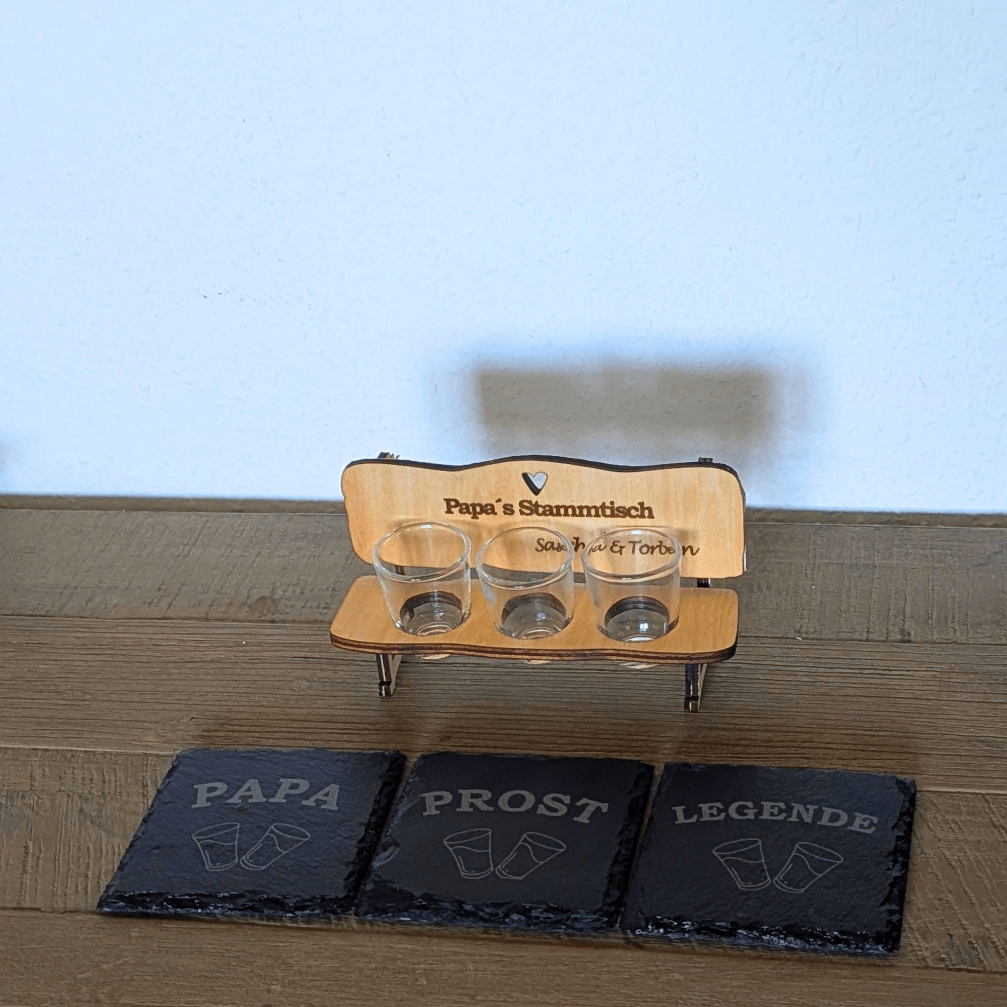 Schnapsbank „Papa’s Stammtisch“ – personalisiertes Geschenk mit 3 Gläsern & Untersetzern - Gravurliebe