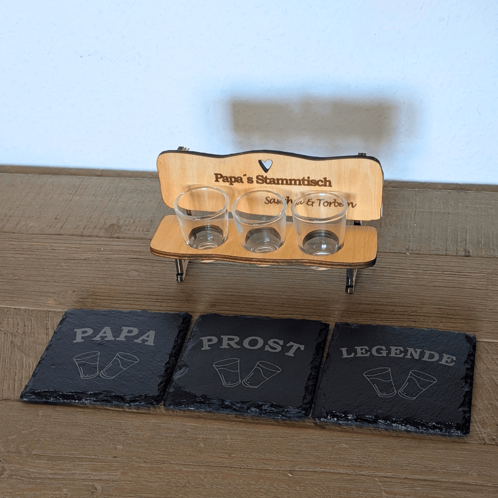Schnapsbank „Papa’s Stammtisch“ – personalisiertes Geschenk mit 3 Gläsern & Untersetzern - Gravurliebe
