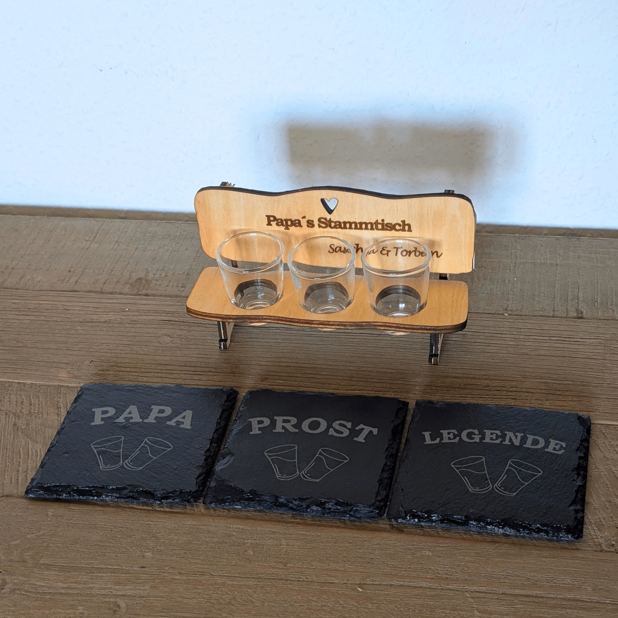 Schnapsbank „Papa’s Stammtisch“ – personalisiertes Geschenk mit 3 Gläsern & Untersetzern - Gravurliebe