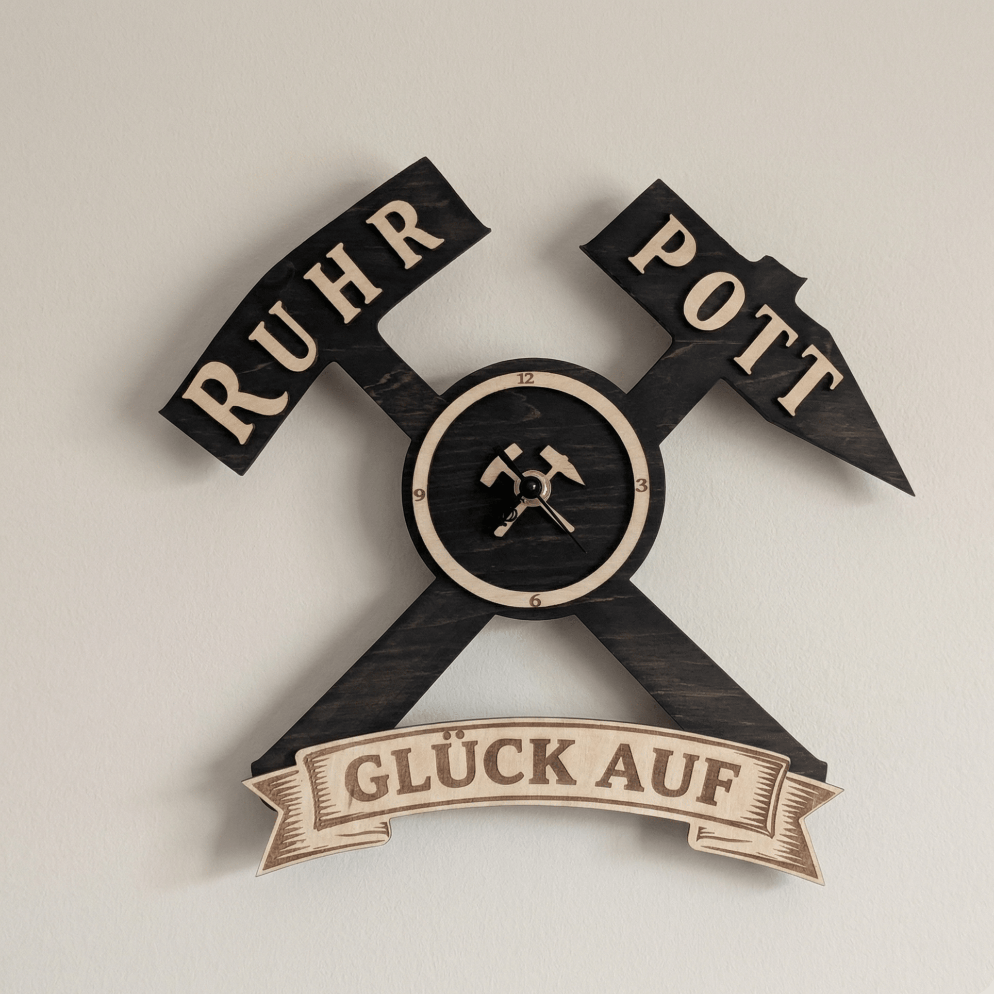 Ruhrpott Wanduhr aus Holz – Bergbau Design mit Schlägel & Eisen „Glück Auf“ - Gravurliebe