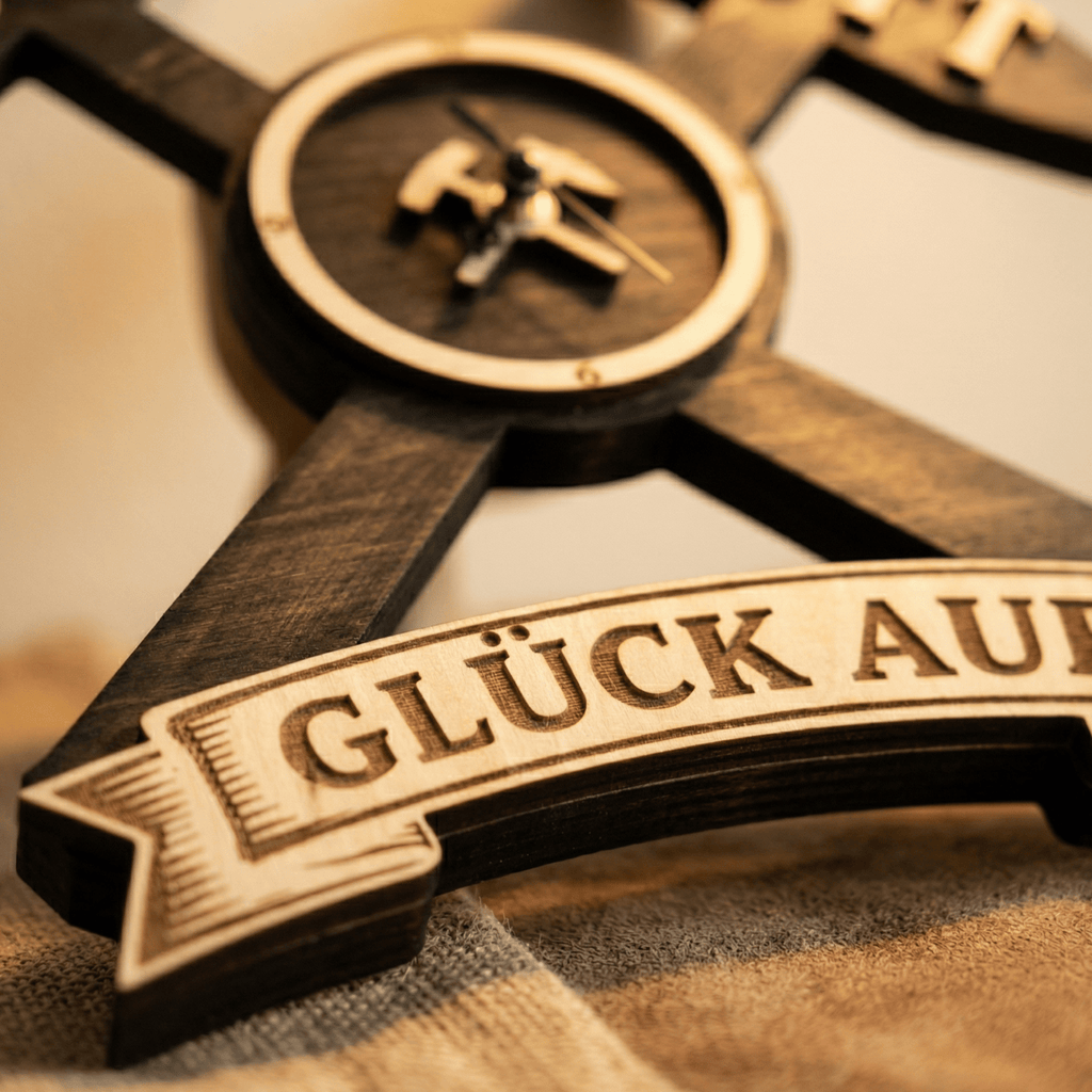 Ruhrpott Wanduhr aus Holz – Bergbau Design mit Schlägel & Eisen „Glück Auf“ - Gravurliebe