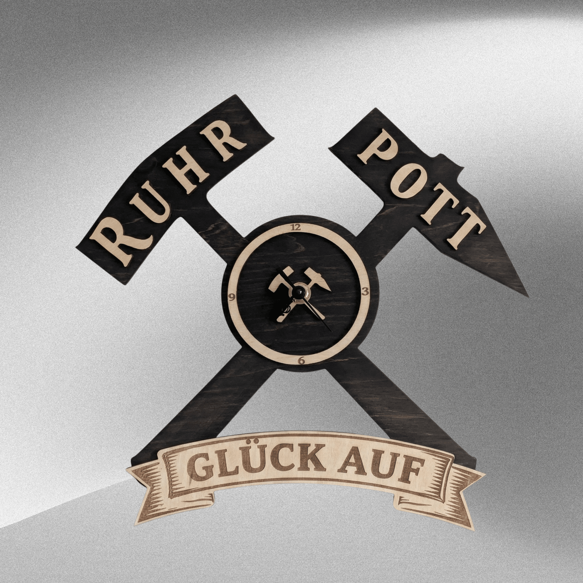 Ruhrpott Wanduhr aus Holz – Bergbau Design mit Schlägel & Eisen „Glück Auf“ - Gravurliebe