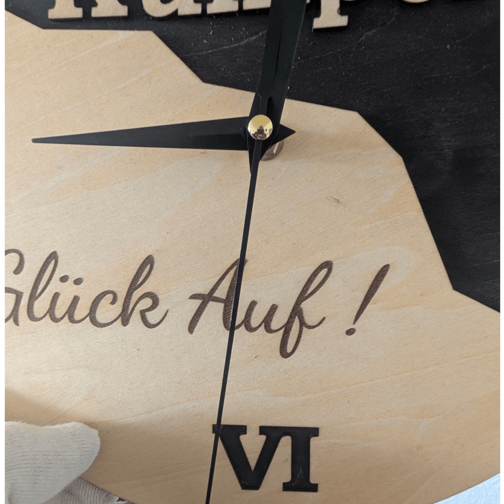 Ruhrpott Wanduhr aus Holz – Geschenk für Papa & Männer mit Bergbau Design - Gravurliebe