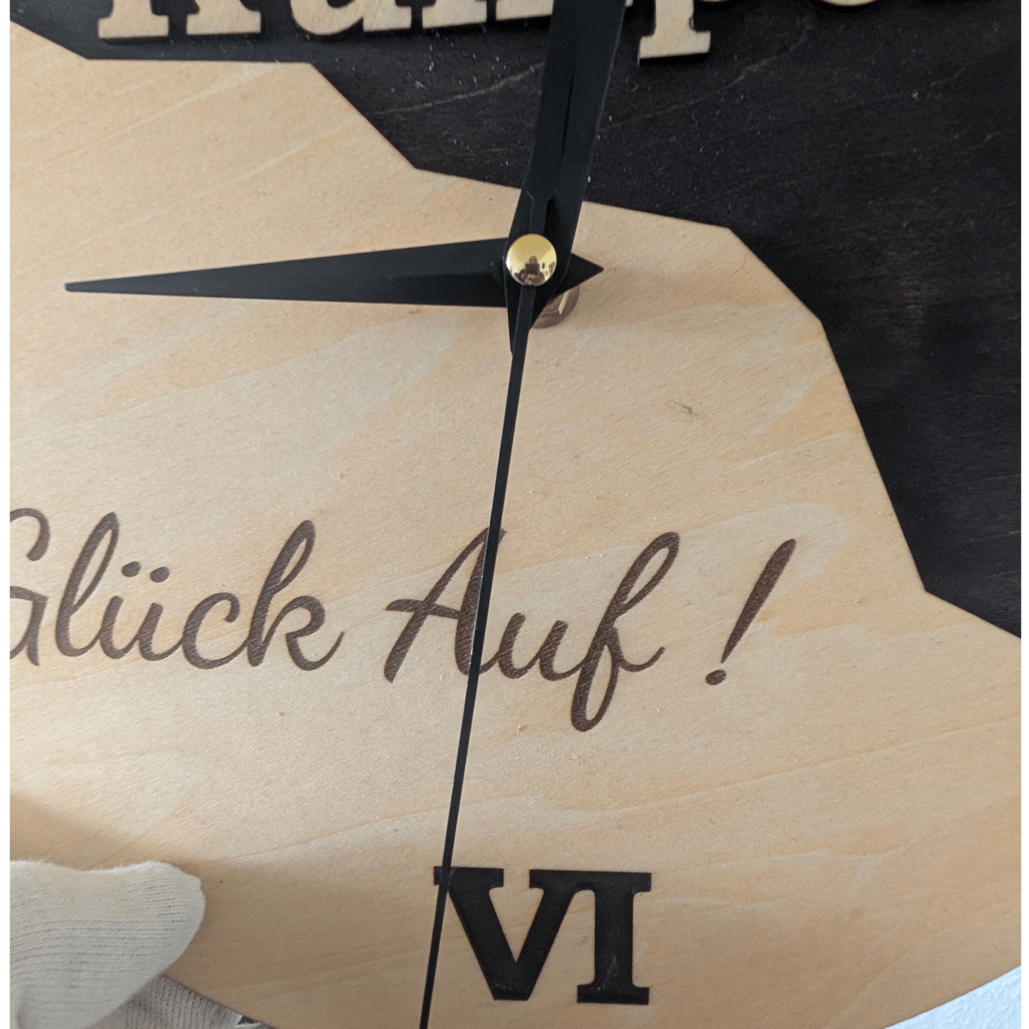 Ruhrpott Wanduhr aus Holz – Geschenk für Papa & Männer mit Bergbau Design - Gravurliebe