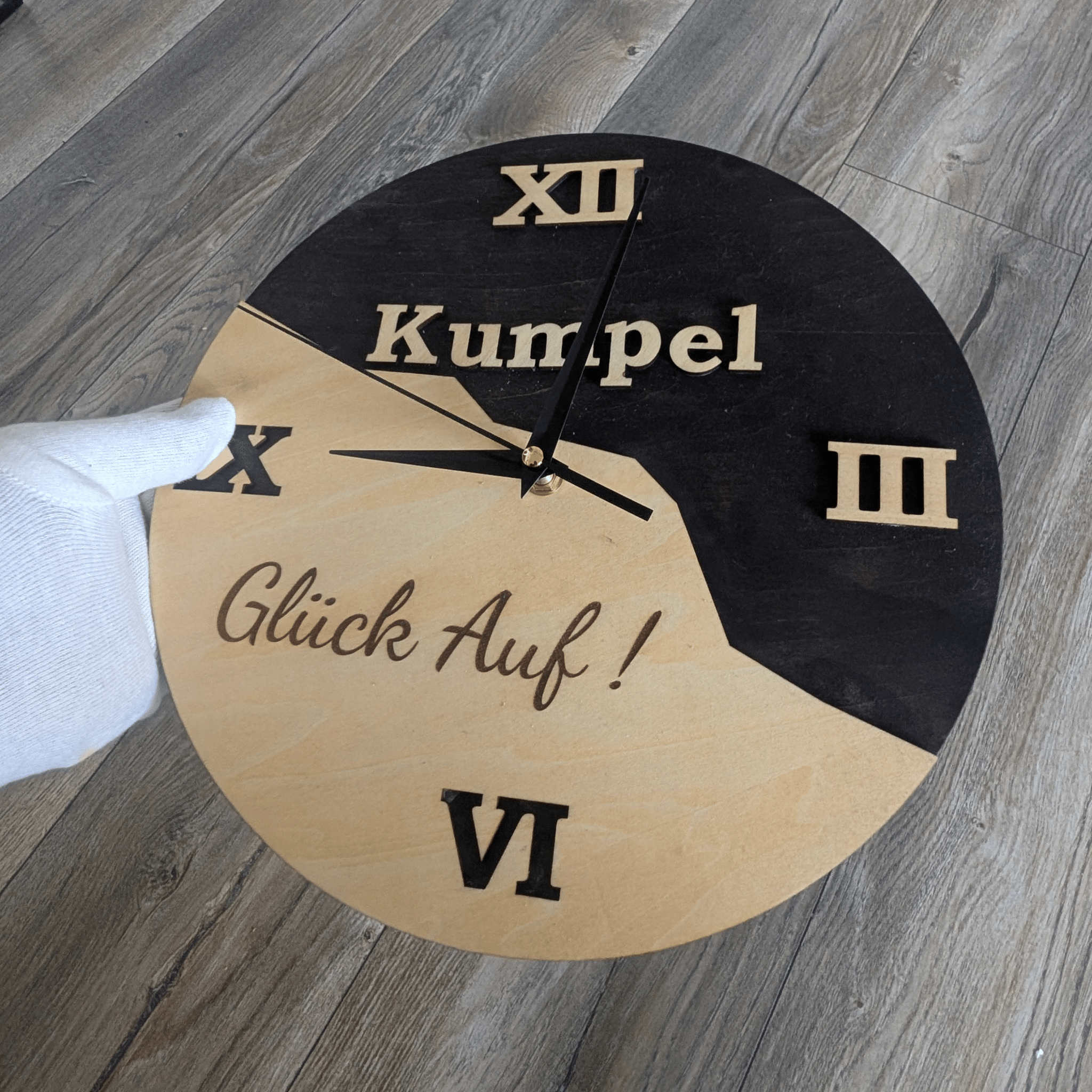 Ruhrpott Wanduhr aus Holz – Geschenk für Papa & Männer mit Bergbau Design - Gravurliebe