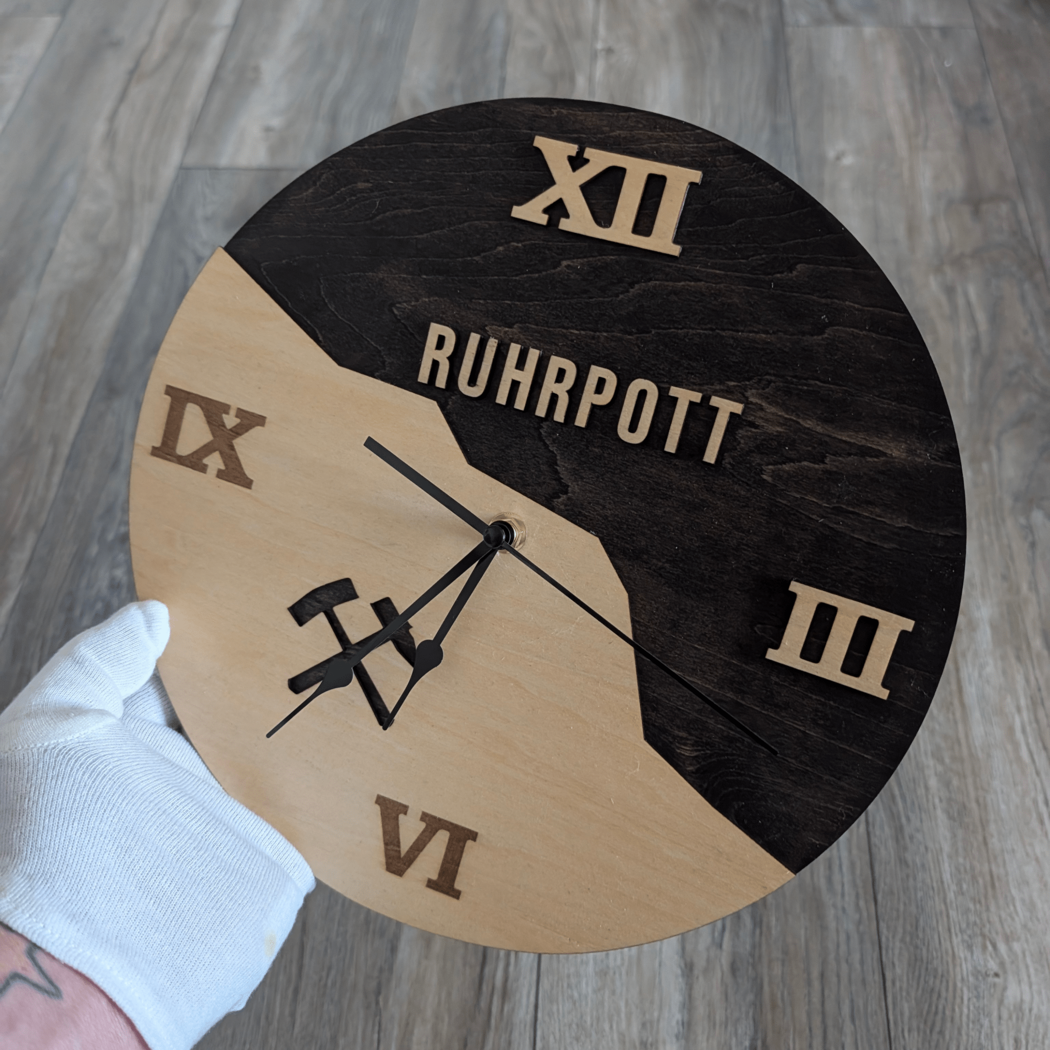 Ruhrpott Wanduhr aus Holz – Geschenk für Papa & Männer mit Bergbau Design - Gravurliebe