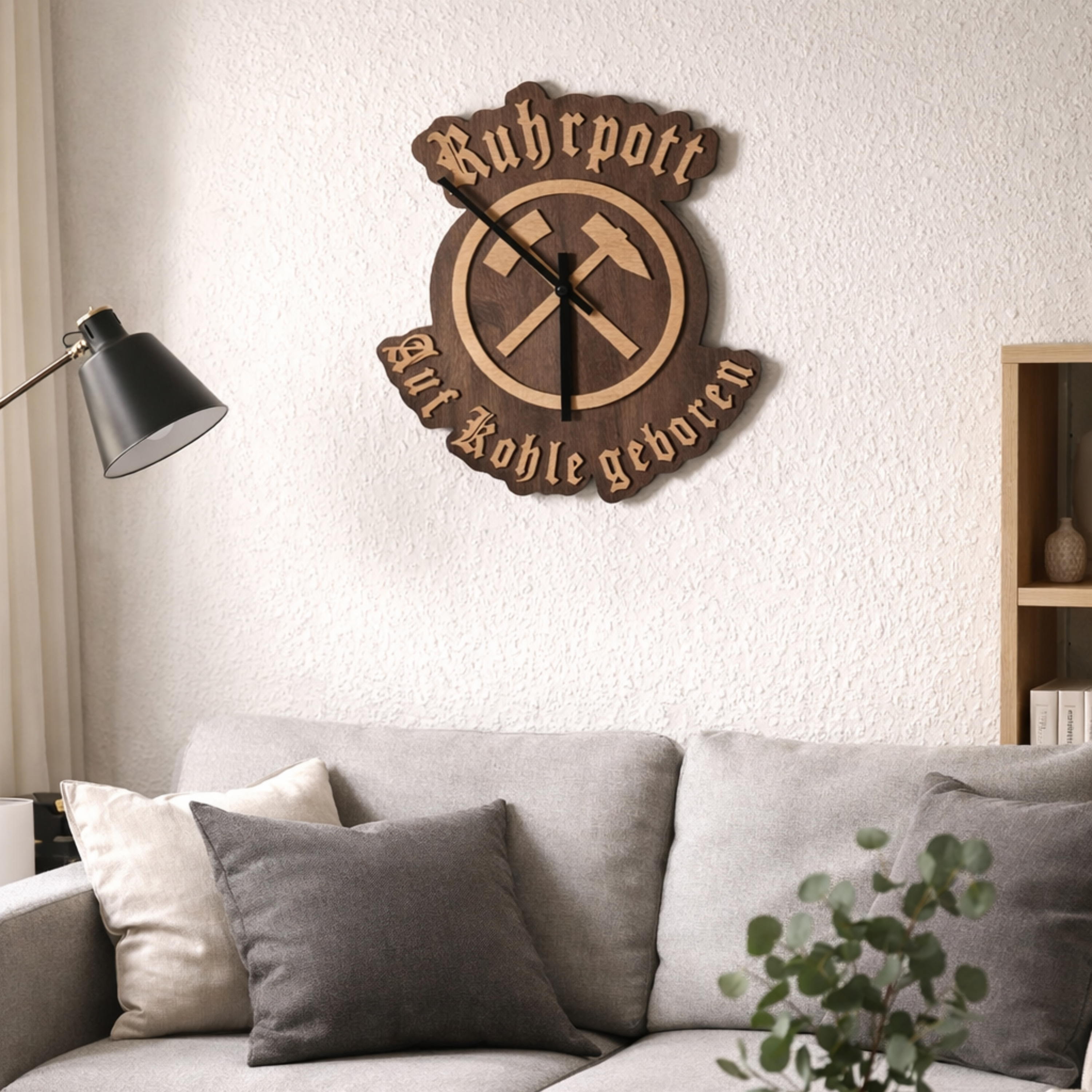 Handgefertigte Ruhrgebiet Wanduhr aus Nussbaum mit Bergbau Symbol Schlägel und Eisen, 26,5 x 29,5 cm, rustikale Holz Deko.