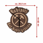 Handgefertigte Ruhrgebiet Wanduhr aus Nussbaum mit Bergbau Symbol Schlägel und Eisen, 26,5 x 29,5 cm, rustikale Holz Deko.