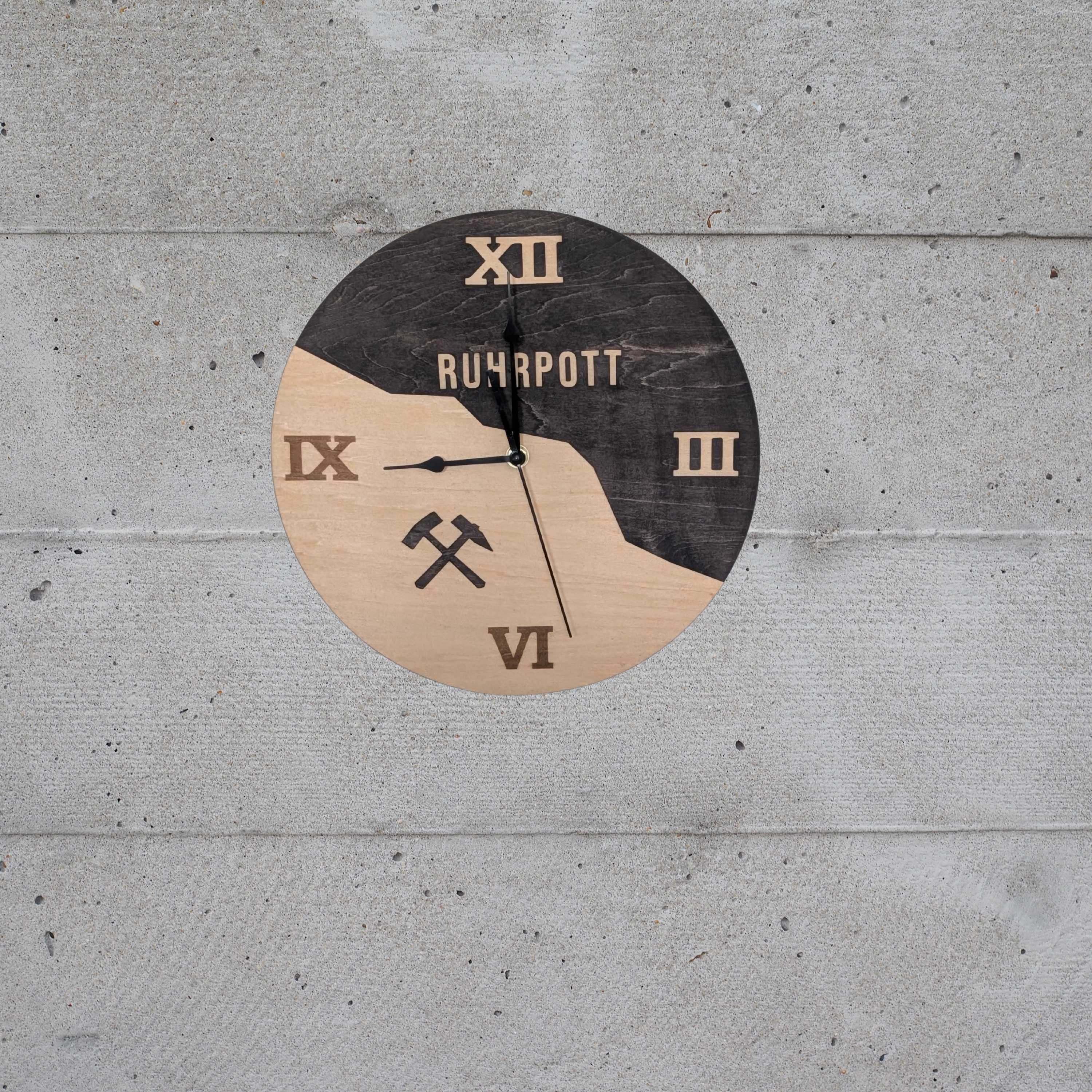 Ruhrpott Wanduhr aus Holz – Schlägel & Eisen – Geschenk für Männer