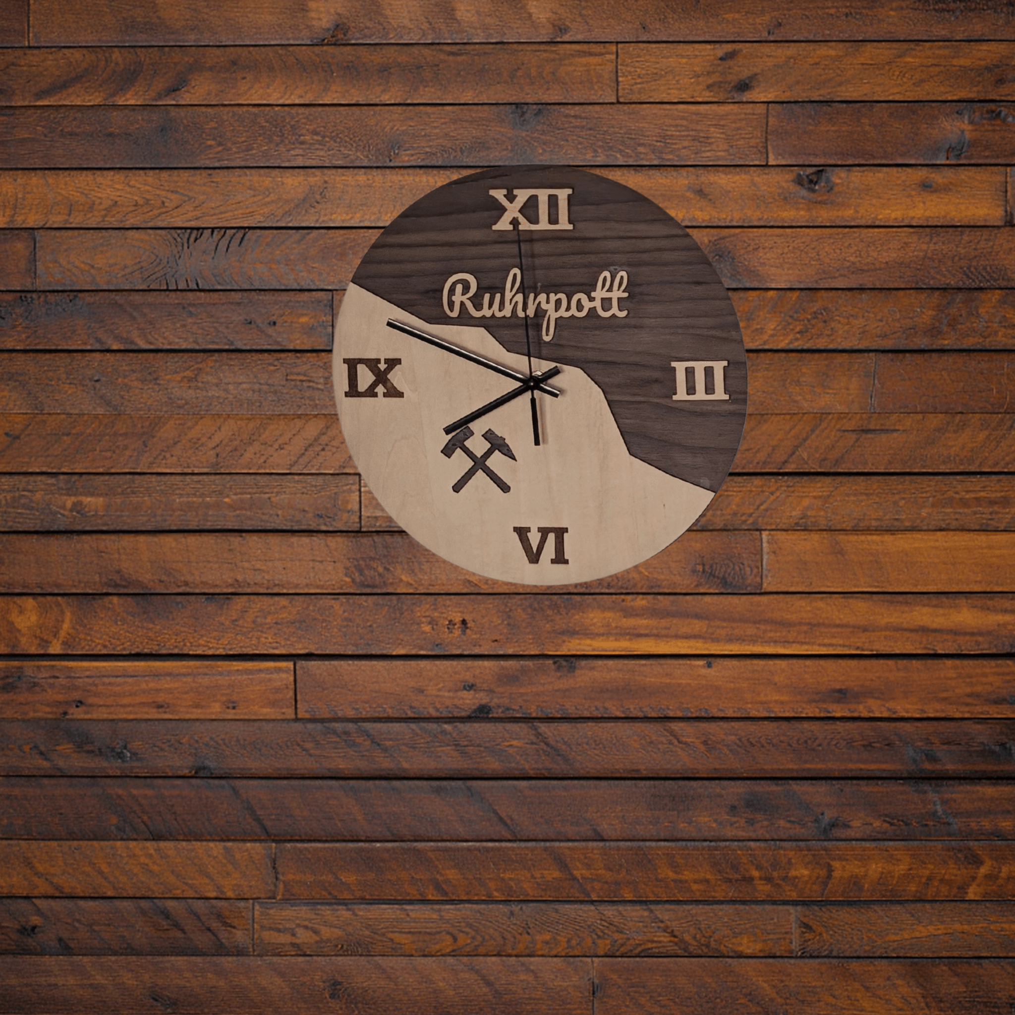 Ruhrpott Wanduhr aus Holz – Bergbau Design mit Schlägel & Eisen – Industrial Deko - Gravurliebe