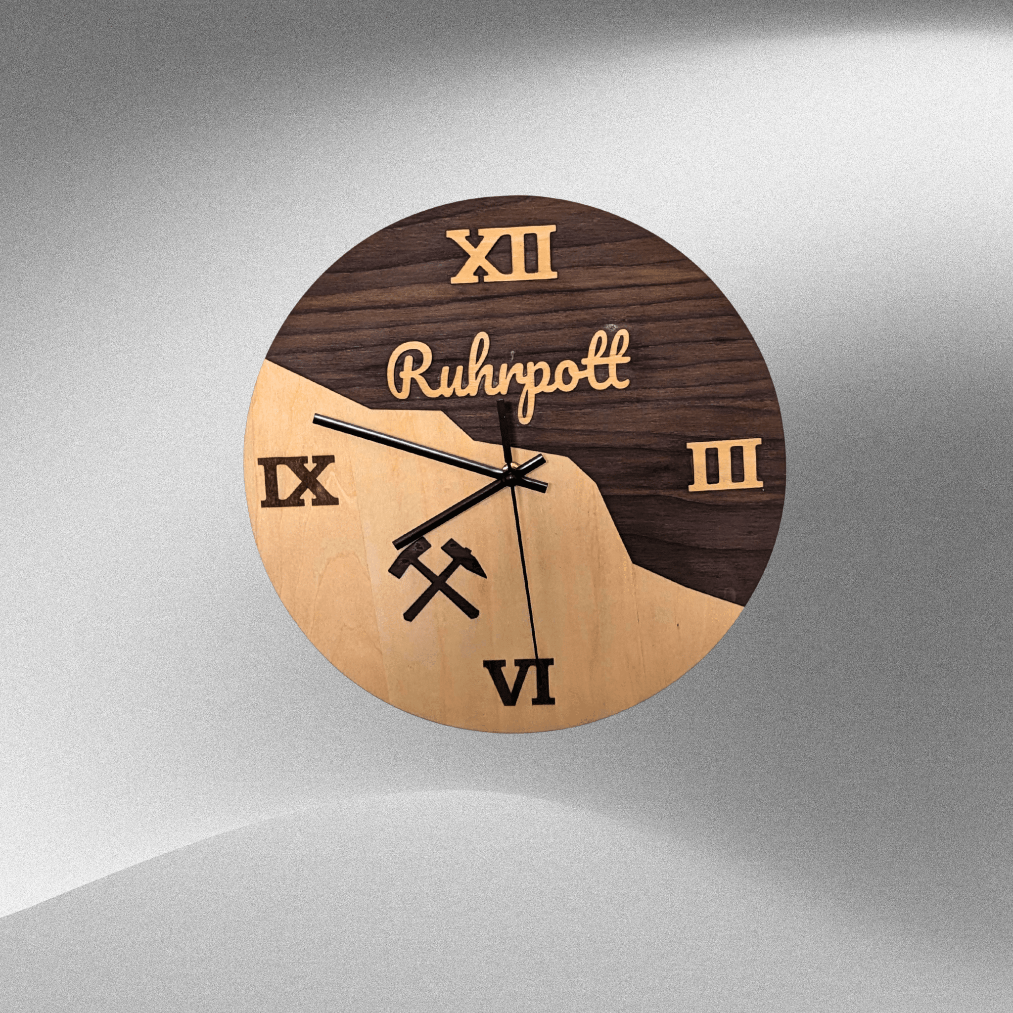 Ruhrpott Wanduhr aus Holz – Bergbau Design mit Schlägel & Eisen – Industrial Deko - Gravurliebe