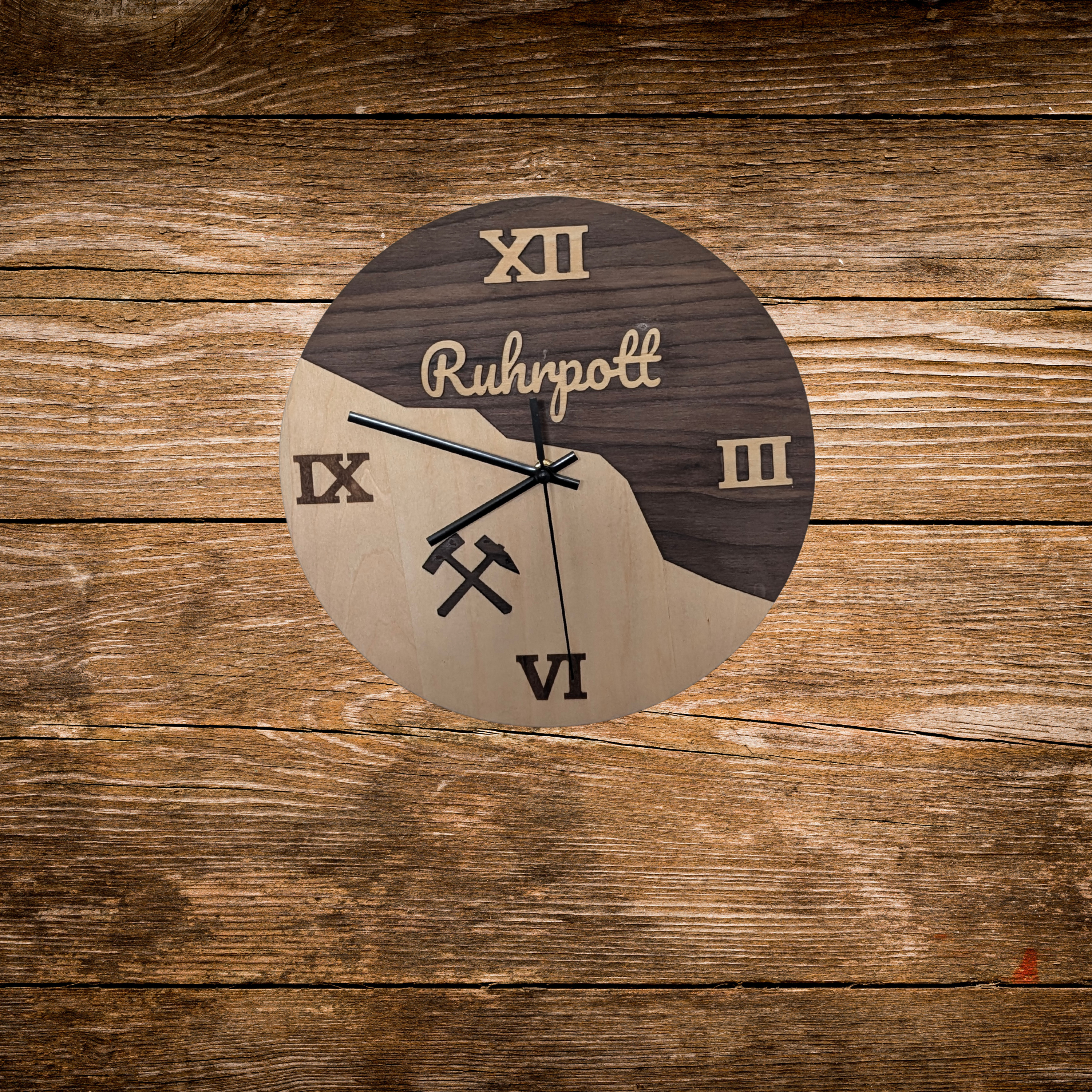 Ruhrpott Wanduhr aus Holz – Bergbau Design mit Schlägel & Eisen – Industrial Deko