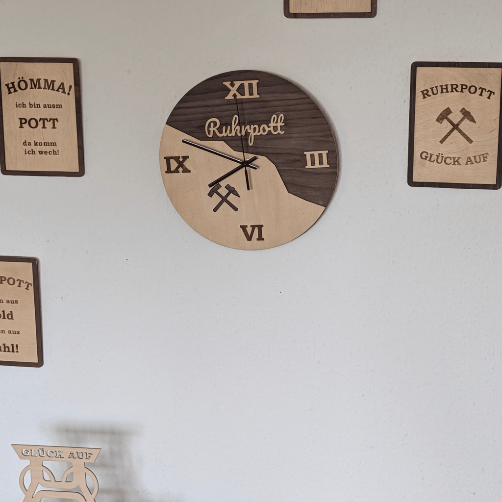 Ruhrpott Wanduhr aus Holz – Bergbau Design mit Schlägel & Eisen – Industrial Deko - Gravurliebe