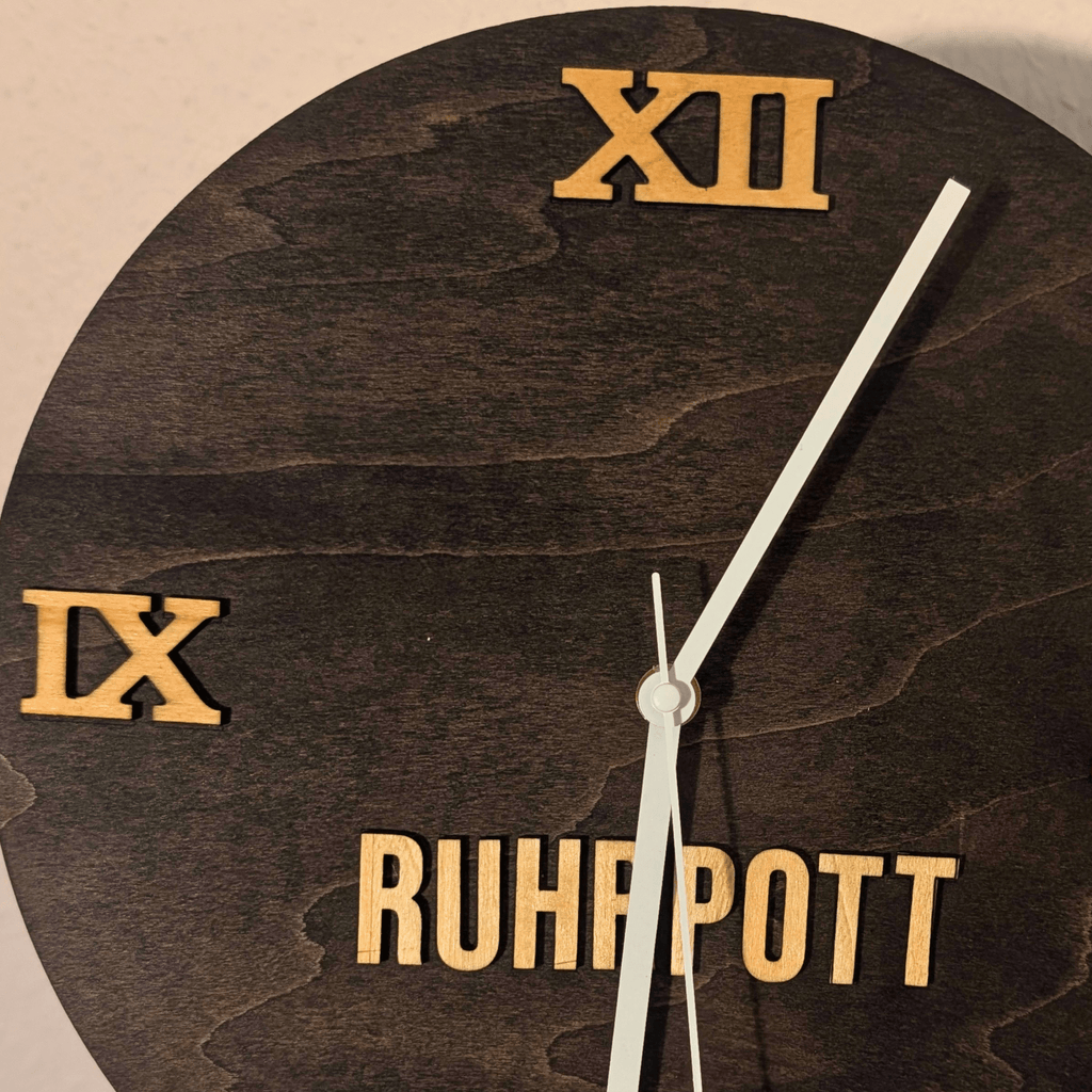 Ruhrpott Wanduhr aus Holz schwarz – Geschenk für Papa & Männer mit Charakter - Gravurliebe