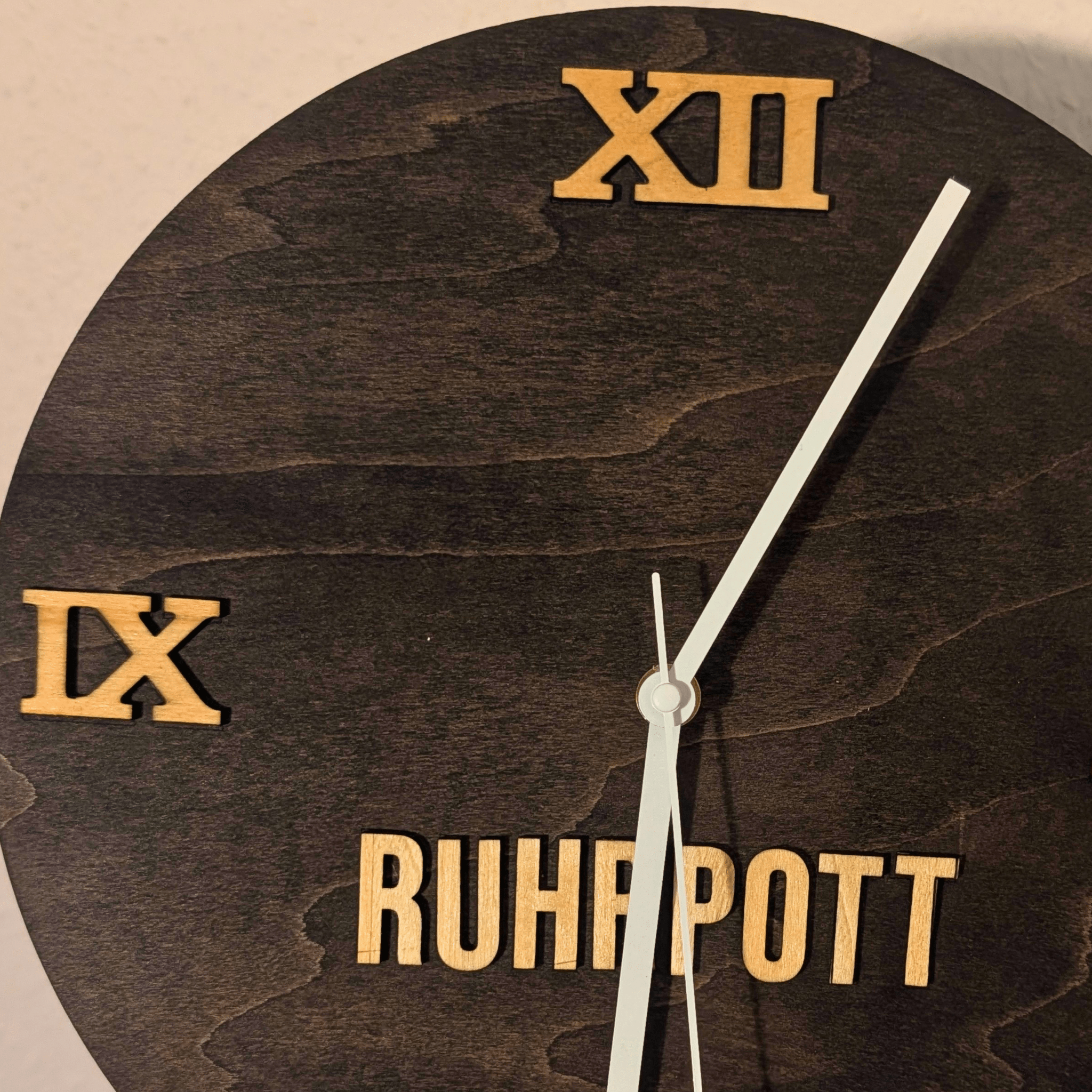 Ruhrpott Wanduhr aus Holz schwarz – Geschenk für Papa & Männer mit Charakter - Gravurliebe