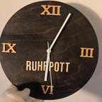 Ruhrpott Wanduhr aus schwarz gebeiztem Holz mit römischen Zahlen, moderne Geschenkidee für Männer oder Papa