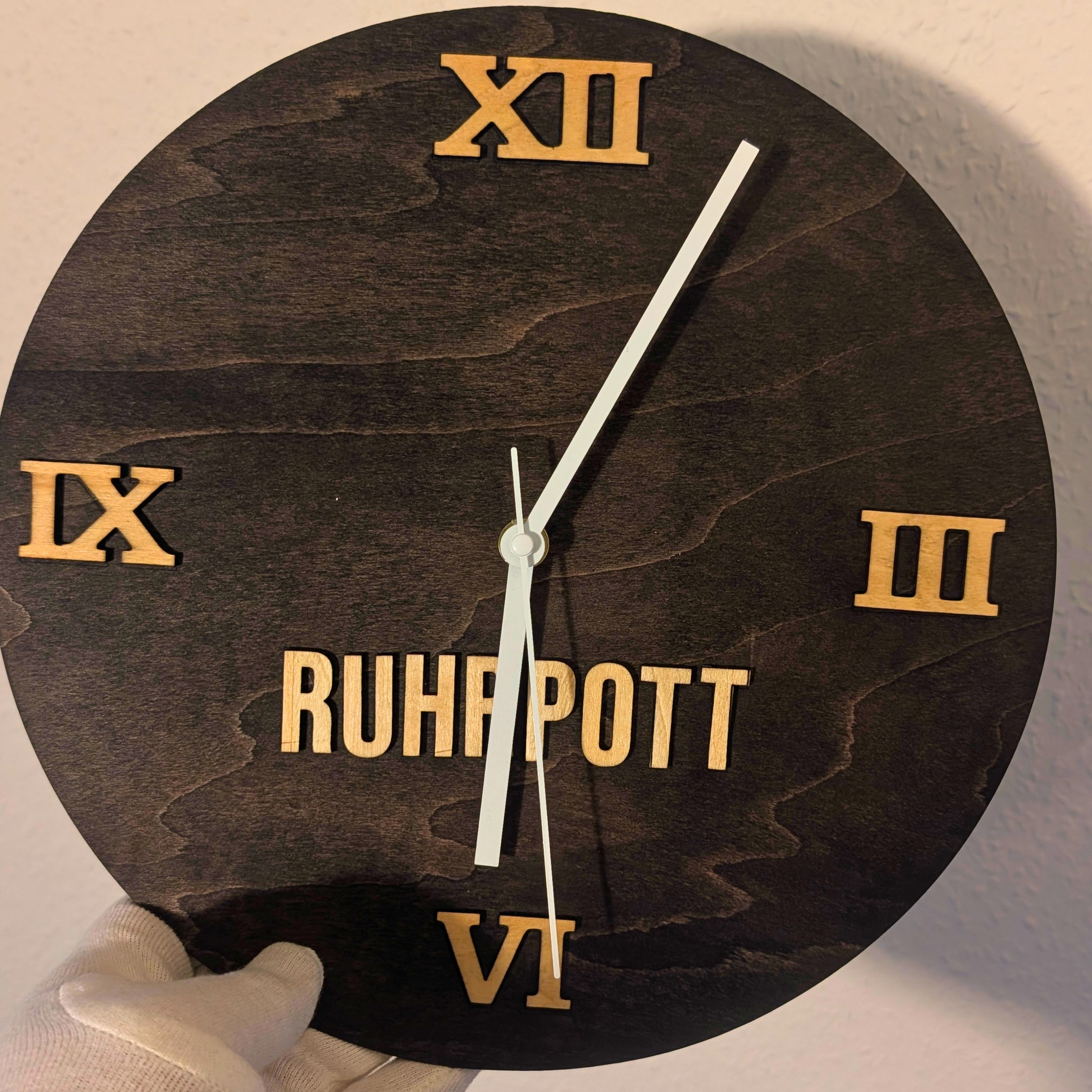 Ruhrpott Wanduhr aus schwarz gebeiztem Holz mit römischen Zahlen, moderne Geschenkidee für Männer oder Papa