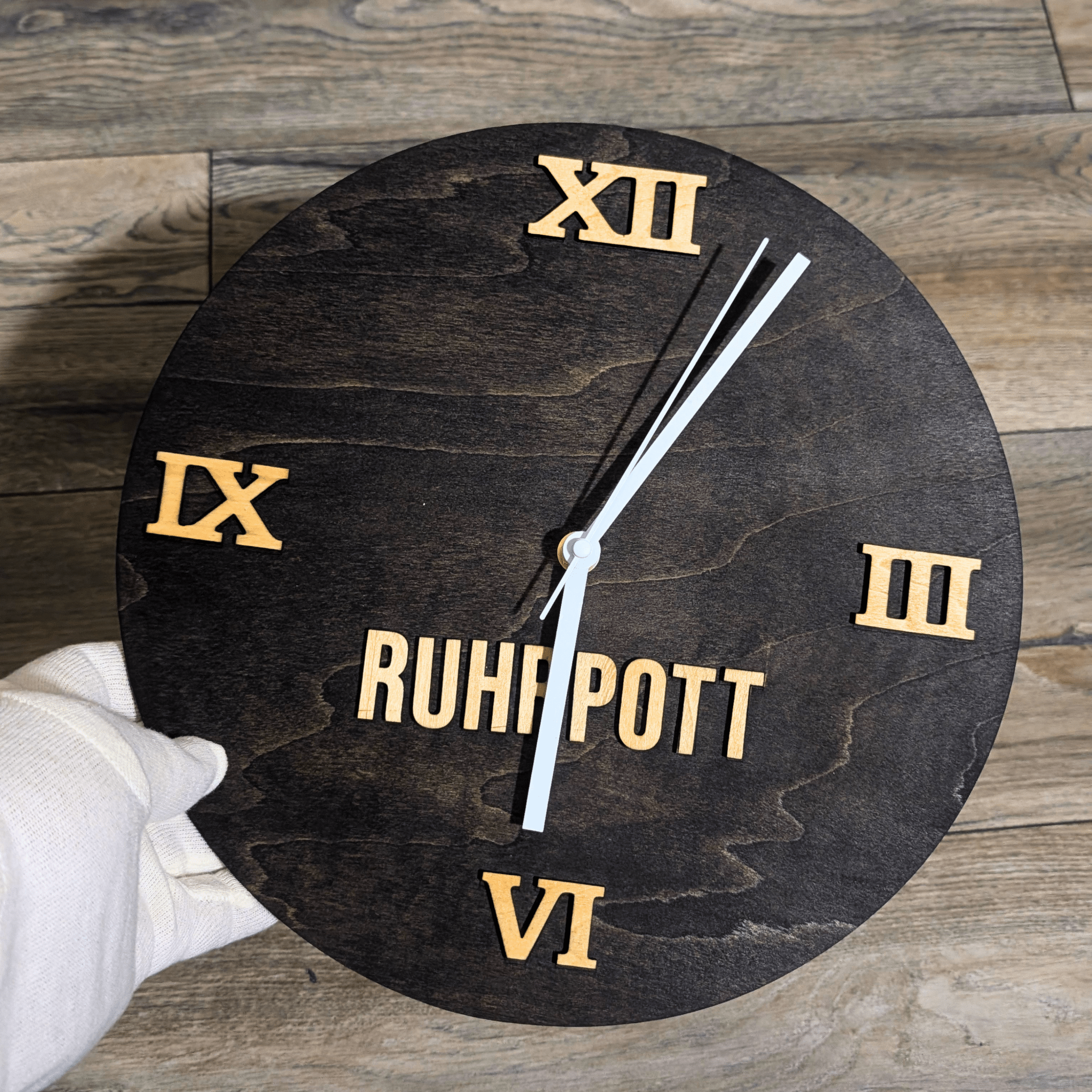 Ruhrpott Wanduhr aus Holz schwarz – Geschenk für Papa & Männer mit Charakter - Gravurliebe
