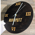 Ruhrpott Wanduhr aus schwarz gebeiztem Holz mit römischen Zahlen, moderne Geschenkidee für Männer oder Papa
