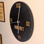 Ruhrpott Wanduhr aus schwarz gebeiztem Holz mit römischen Zahlen, moderne Geschenkidee für Männer oder Papa
