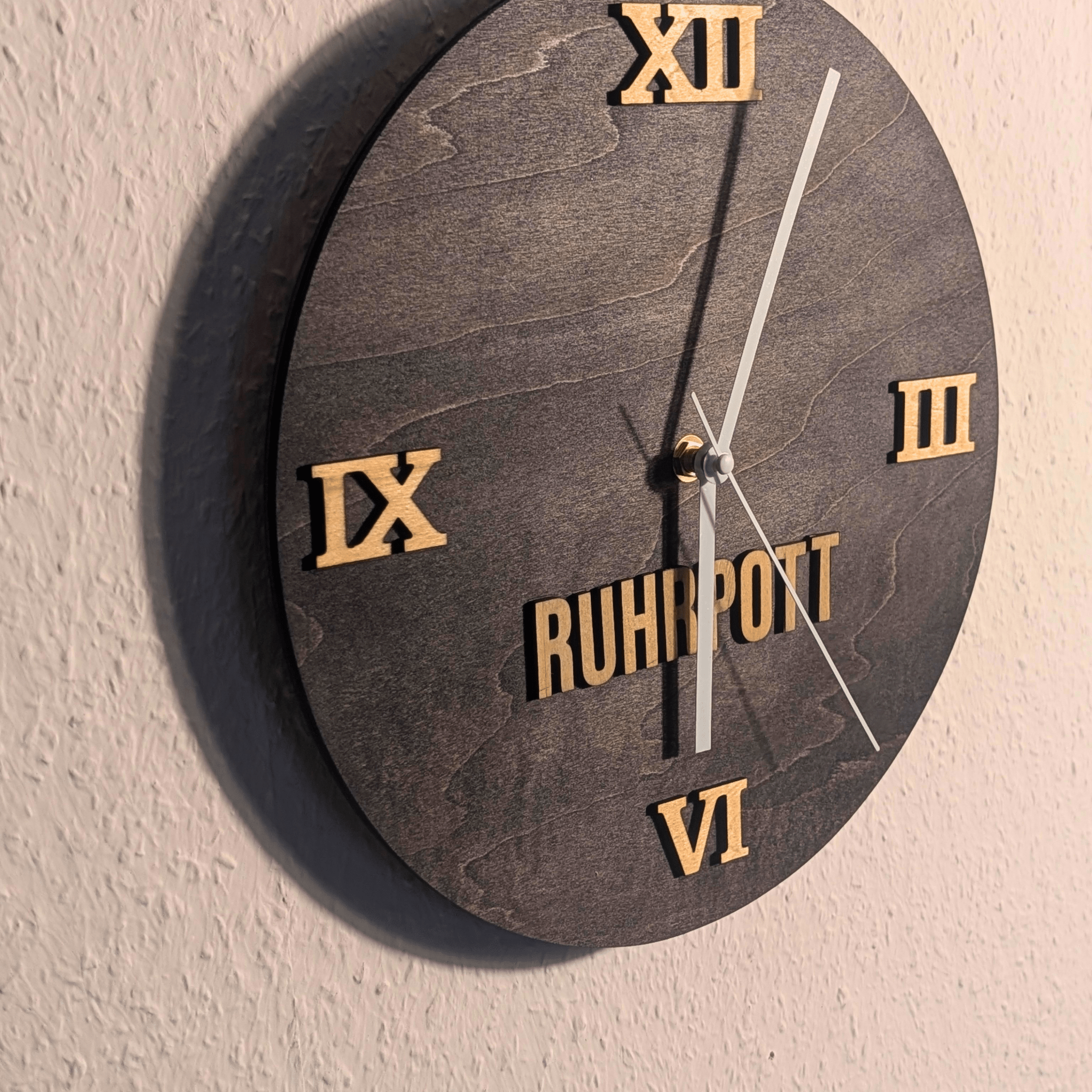 Ruhrpott Wanduhr aus Holz schwarz – Geschenk für Papa & Männer mit Charakter - Gravurliebe