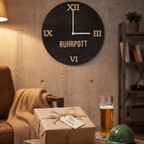 Ruhrpott Wanduhr aus schwarz gebeiztem Holz mit römischen Zahlen, moderne Geschenkidee für Männer oder Papa