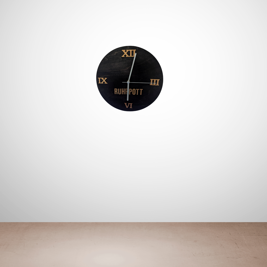 Ruhrpott Wanduhr aus schwarz gebeiztem Holz mit römischen Zahlen, moderne Geschenkidee für Männer oder Papa