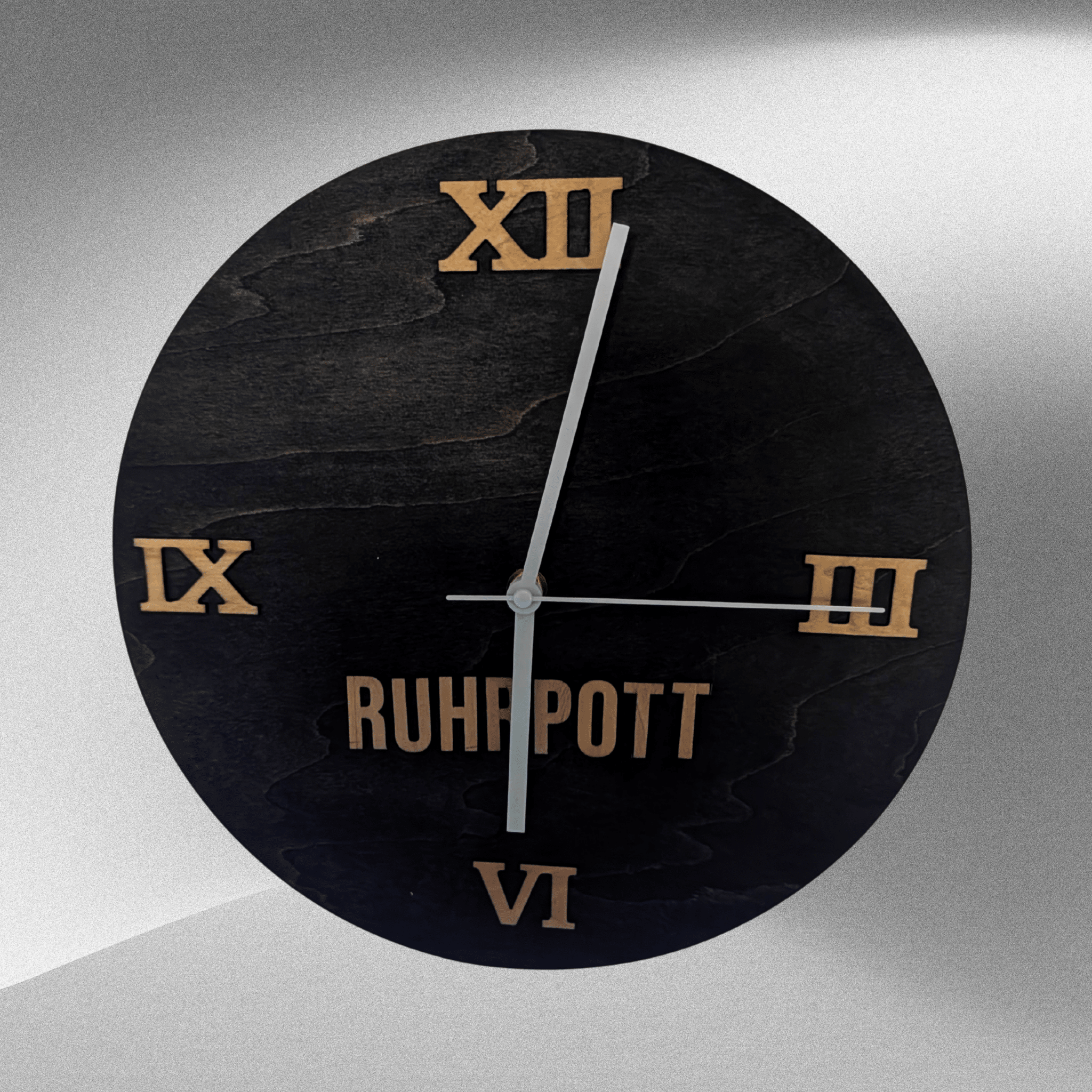 Ruhrpott Wanduhr aus Holz schwarz – Geschenk für Papa & Männer mit Charakter - Gravurliebe