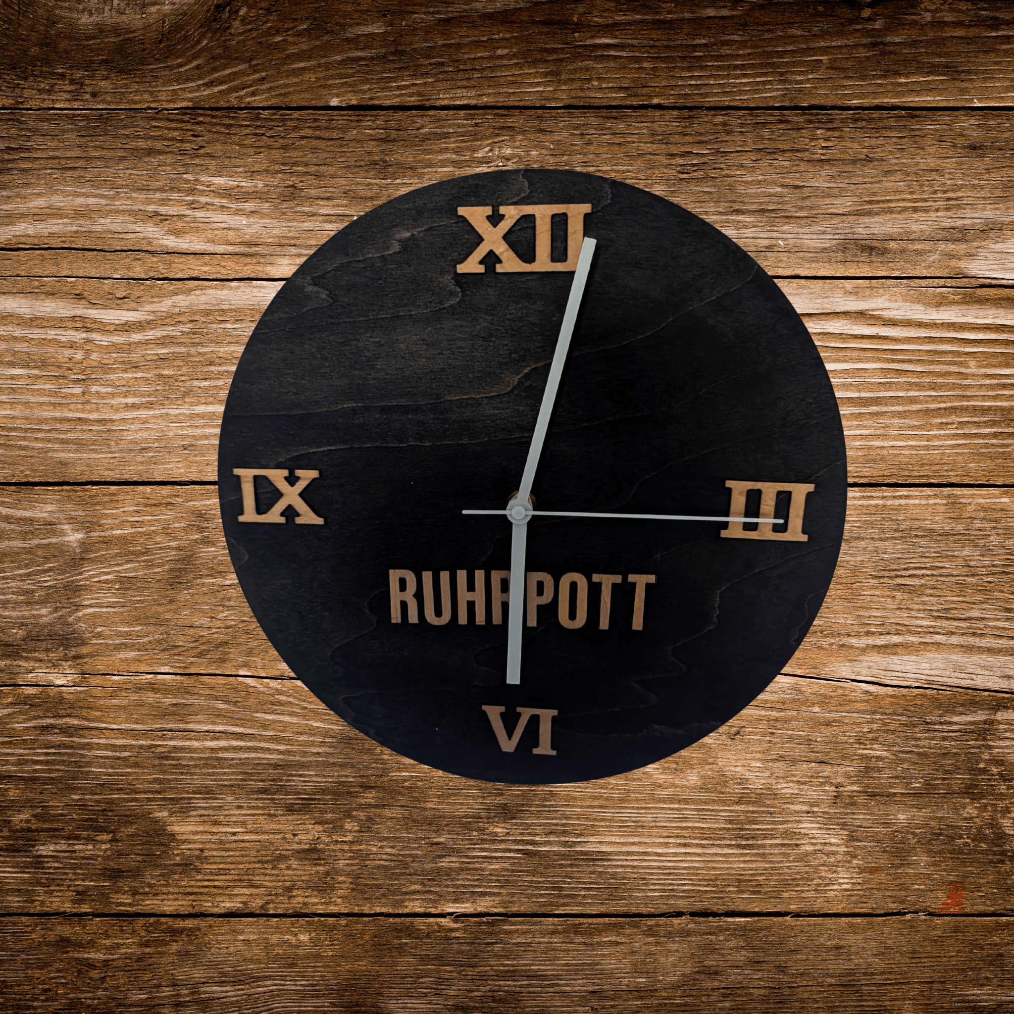 Ruhrpott Wanduhr aus Holz schwarz – Geschenk für Papa & Männer mit Charakter - Gravurliebe
