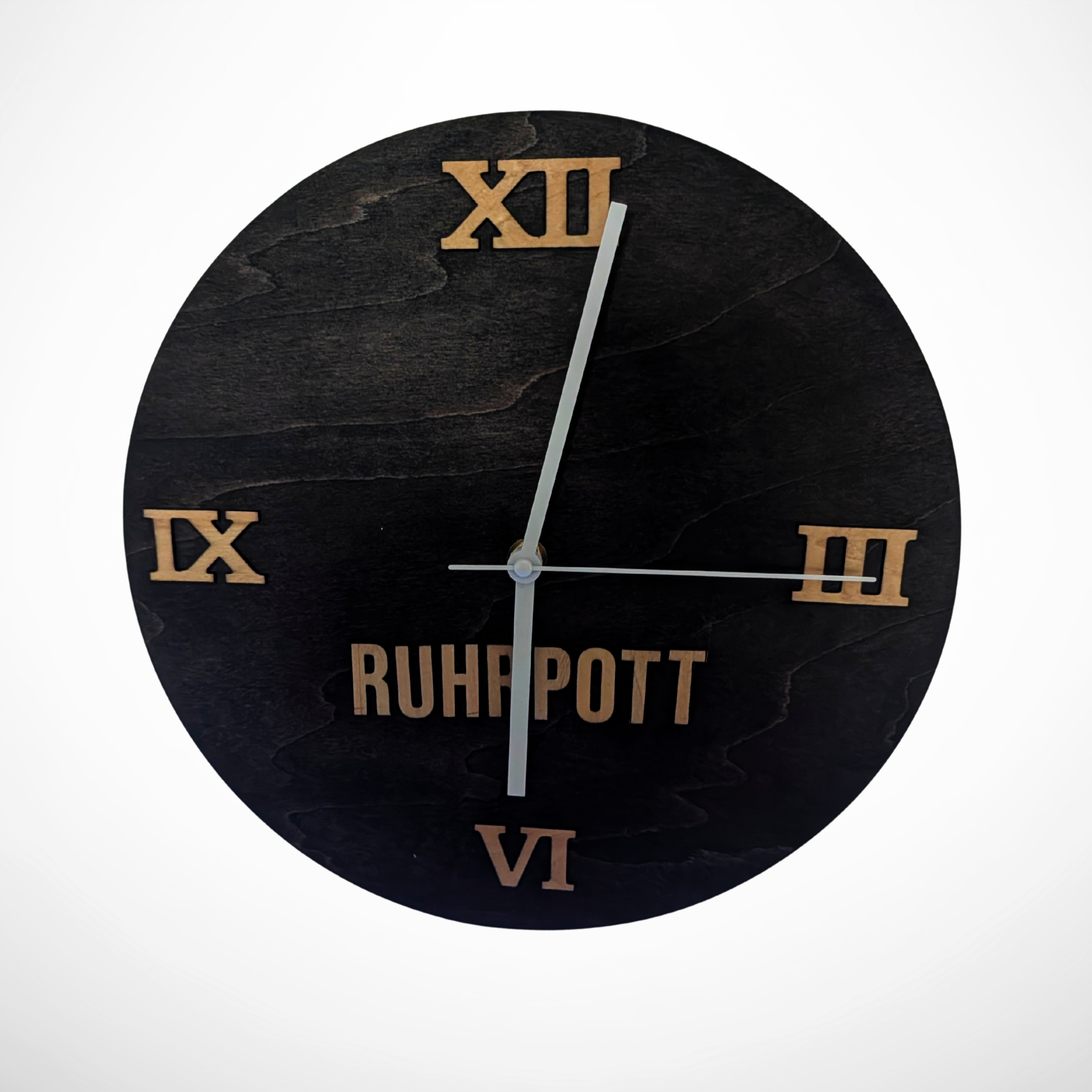 Ruhrpott Wanduhr aus schwarz gebeiztem Holz mit römischen Zahlen, moderne Geschenkidee für Männer oder Papa