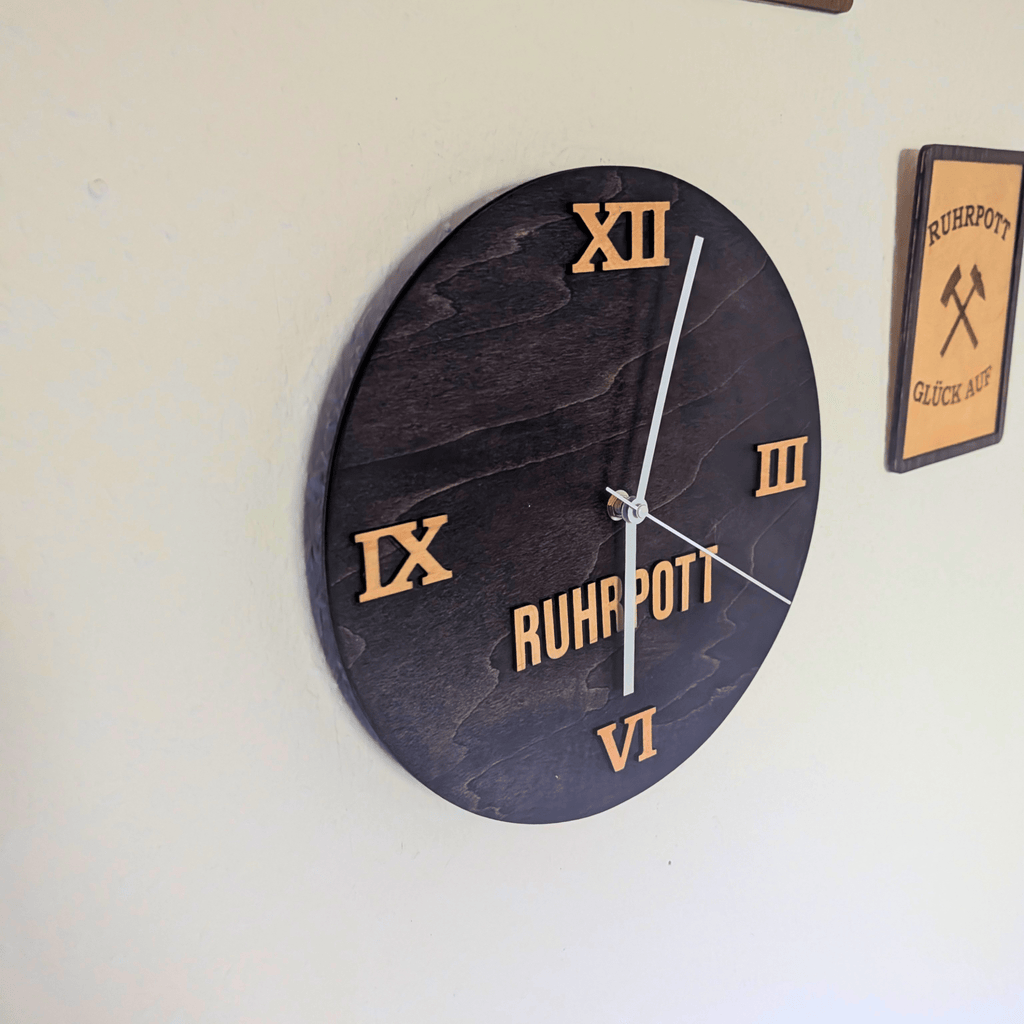 Ruhrpott Wanduhr aus Holz schwarz – Geschenk für Papa & Männer mit Charakter - Gravurliebe