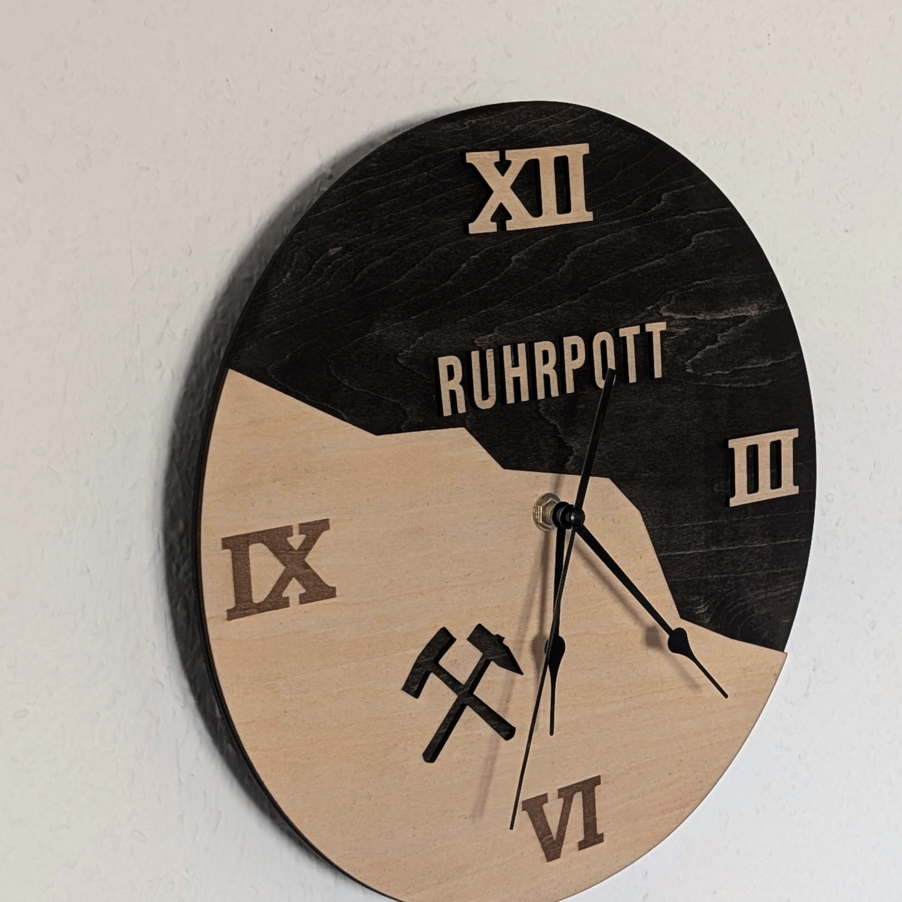 Ruhrpott Wanduhr aus Holz – Schlägel & Eisen – Geschenk für Männer