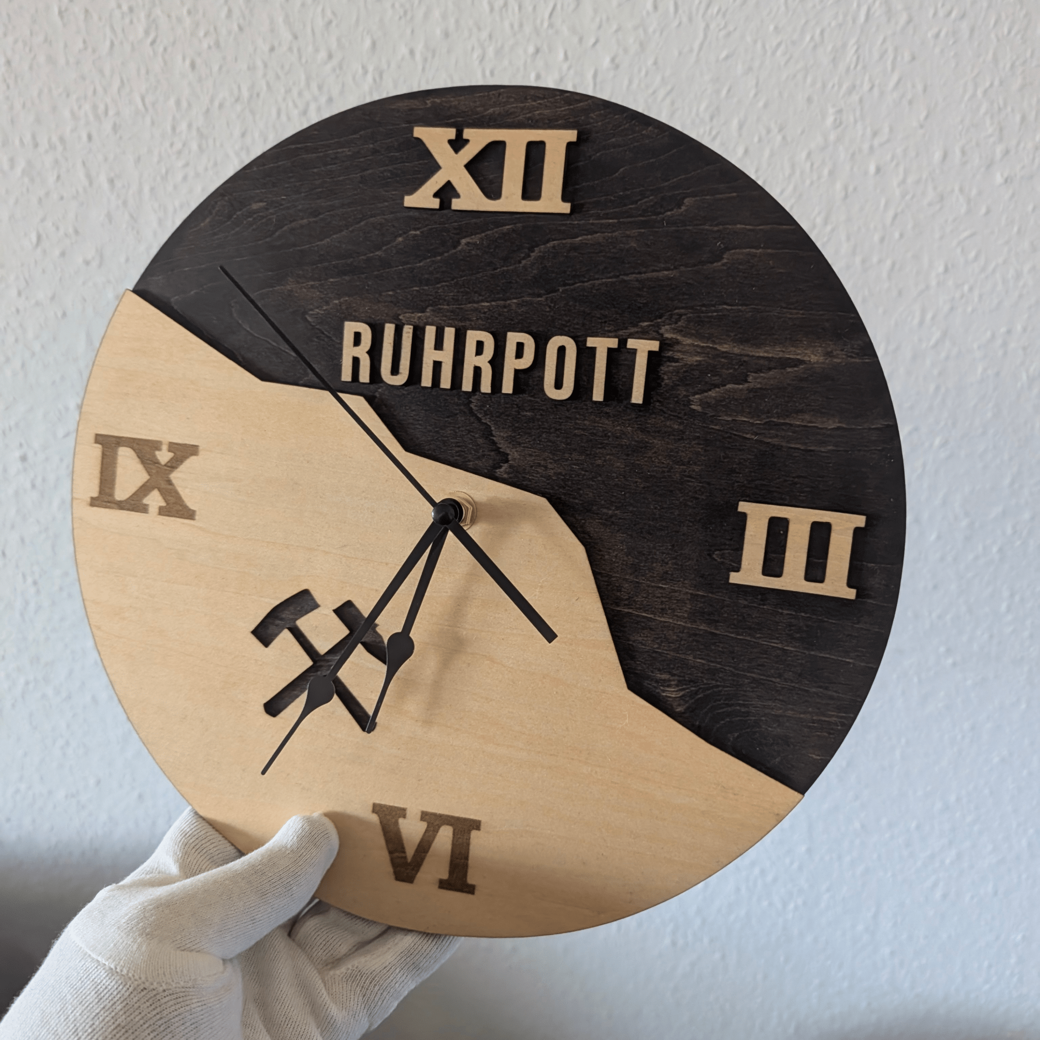 Ruhrpott Wanduhr aus Holz – Schlägel & Eisen – Geschenk für Männer - Gravurliebe