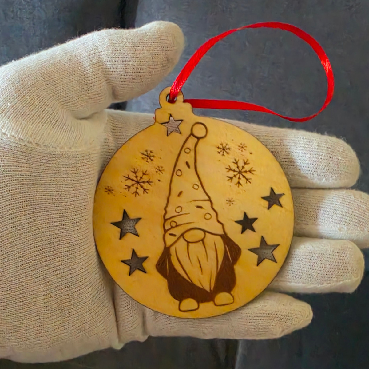 Handgefertigter Weihnachtsbaumanhänger aus 3 mm Birkenholz mit Wichtelmotiv, etwa 8 cm Durchmesser und rotem Band