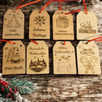 8 Geschenkanhänger aus Birkenholz mit verschiedenen Weihnachtsmotiven und rotem Band als nachhaltige Geschenkdekoration zu Weihnachten