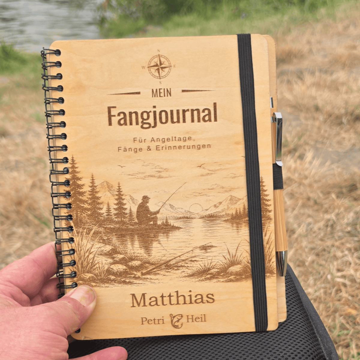 Personalisiertes Fangbuch aus Holz – Premium Angeltagebuch mit Wunschname - Gravurliebe