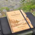 Personalisiertes Fangbuch aus Holz – Premium Angeltagebuch mit Wunschname - Gravurliebe