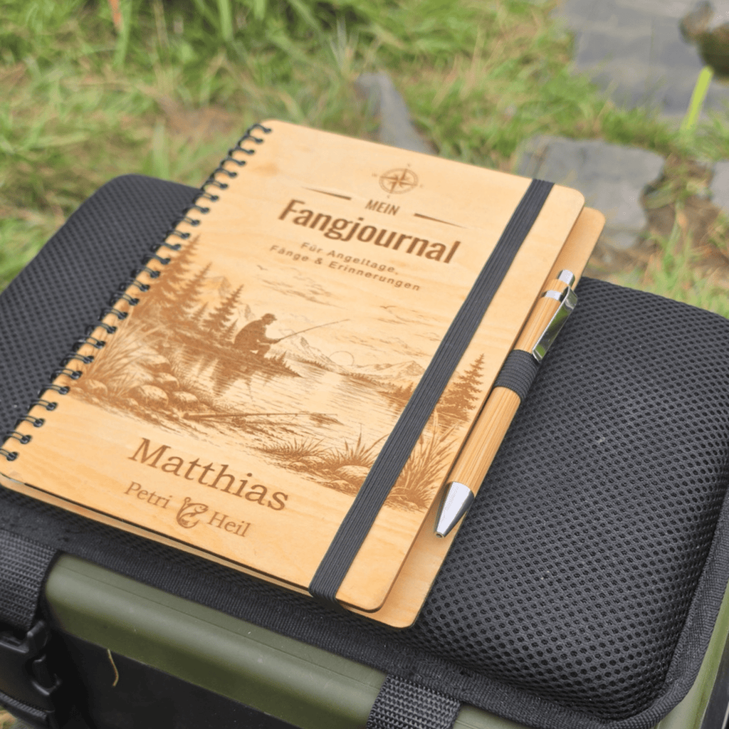 Personalisiertes Fangbuch aus Holz – Premium Angeltagebuch mit Wunschname - Gravurliebe