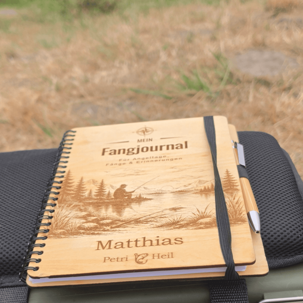 Personalisiertes Fangbuch aus Holz – Premium Angeltagebuch mit Wunschname - Gravurliebe
