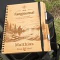 Personalisiertes Fangbuch aus Holz – Premium Angeltagebuch mit Wunschname - Gravurliebe