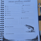 Personalisiertes Fangbuch aus Holz – Premium Angeltagebuch mit Wunschname & Motivauswahl (Hecht / Angler) – Geschenk für Angler - Gravurliebe